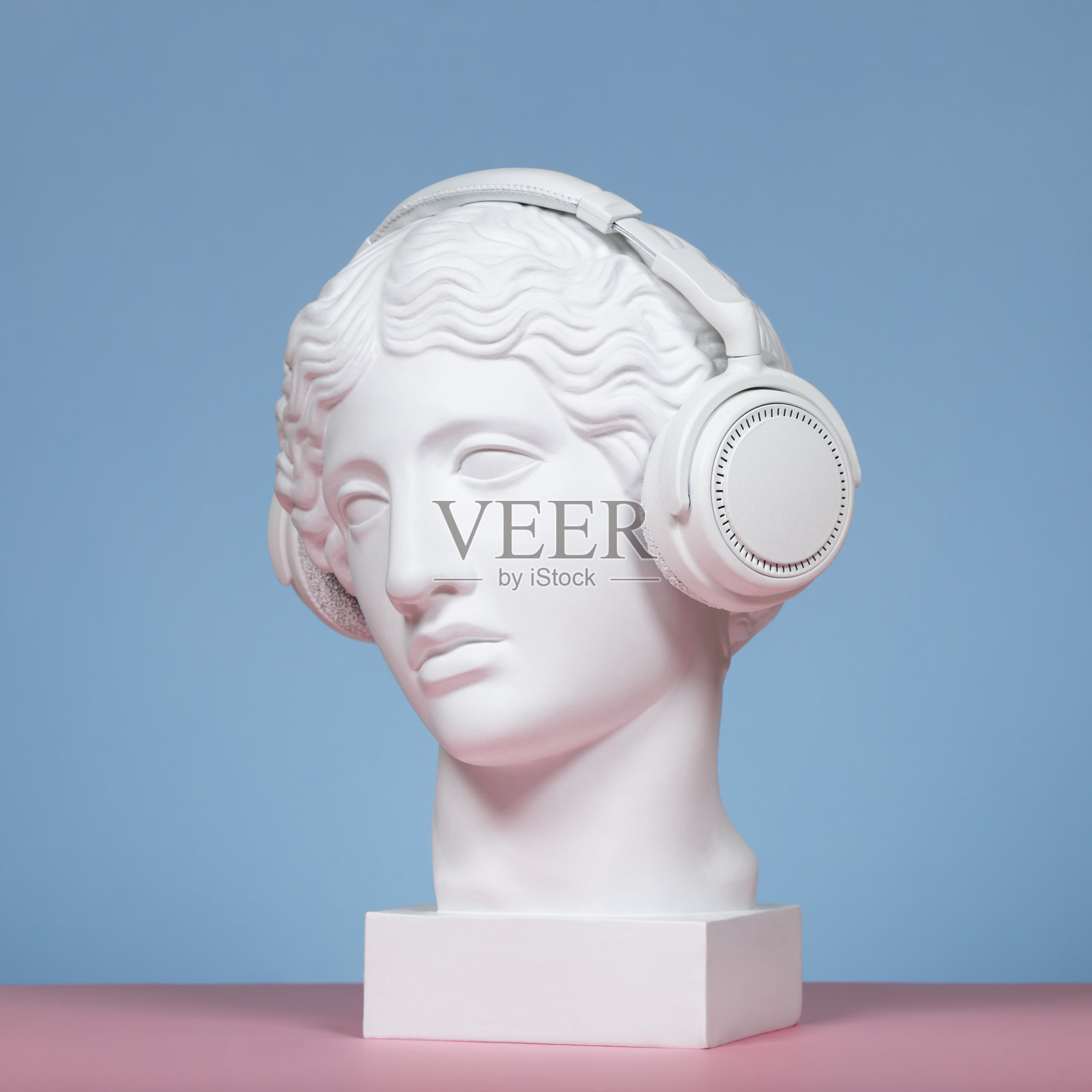 戴耳机的女性石膏头照片摄影图片