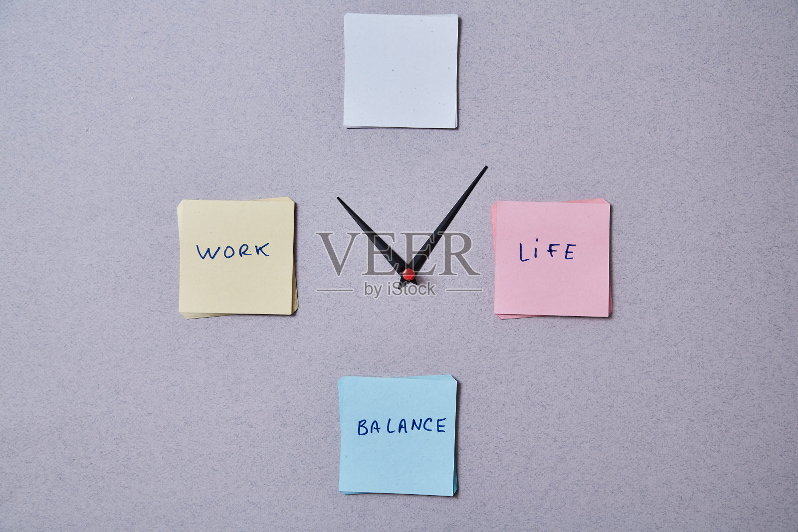 工作生活平衡选择理念。时钟箭头之间的贴纸与碑文照片摄影图片