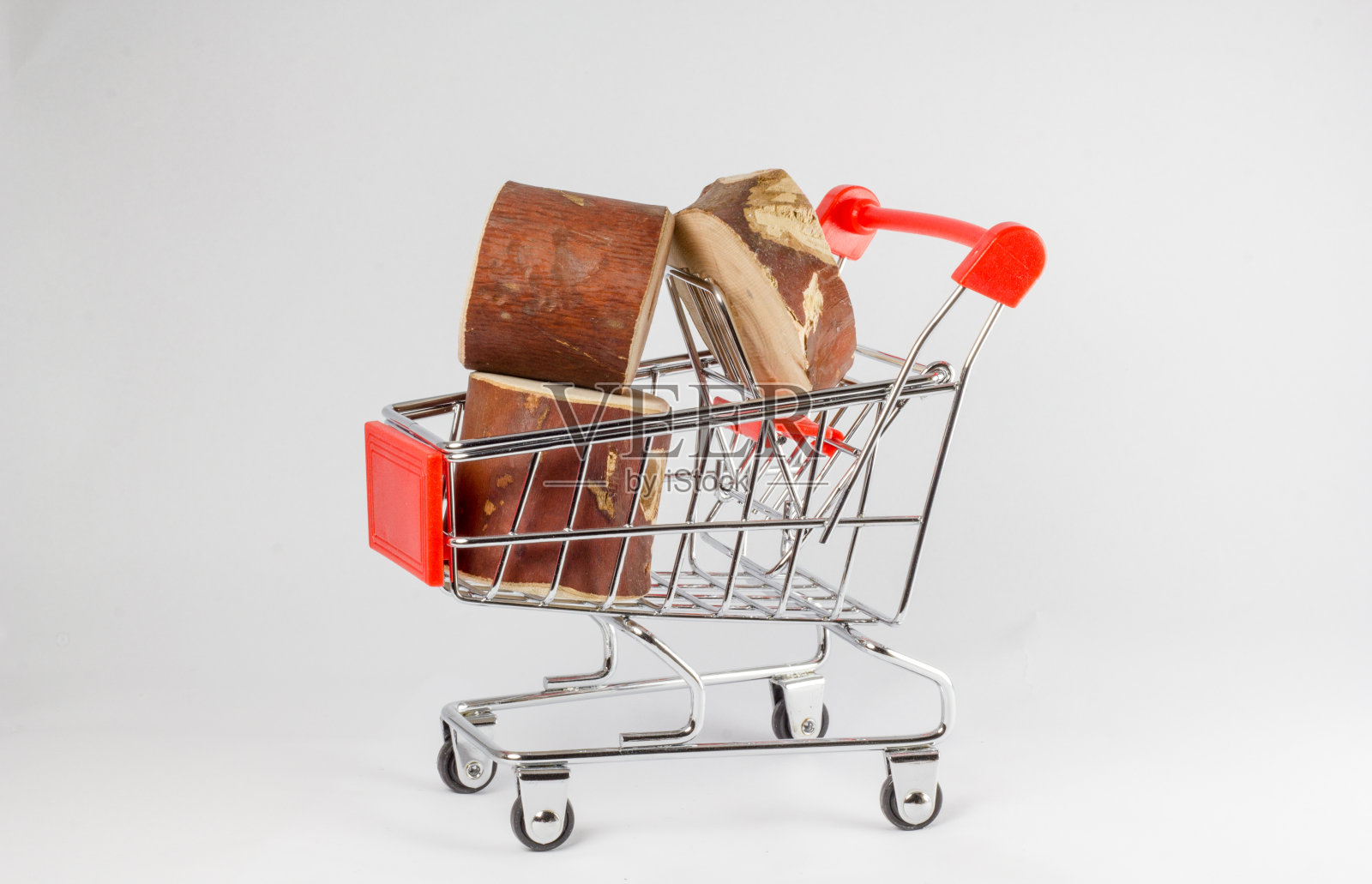 白色背景的集市手推车上的小木桩照片摄影图片