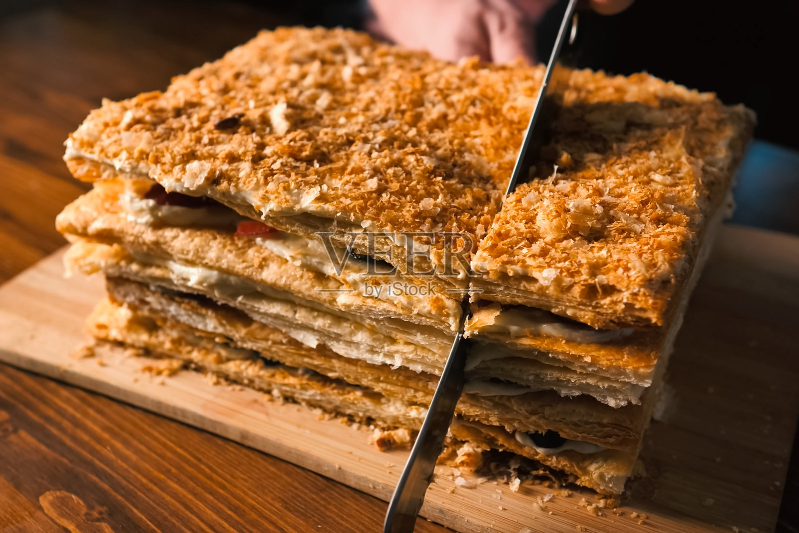 奶油草莓酥皮派照片摄影图片