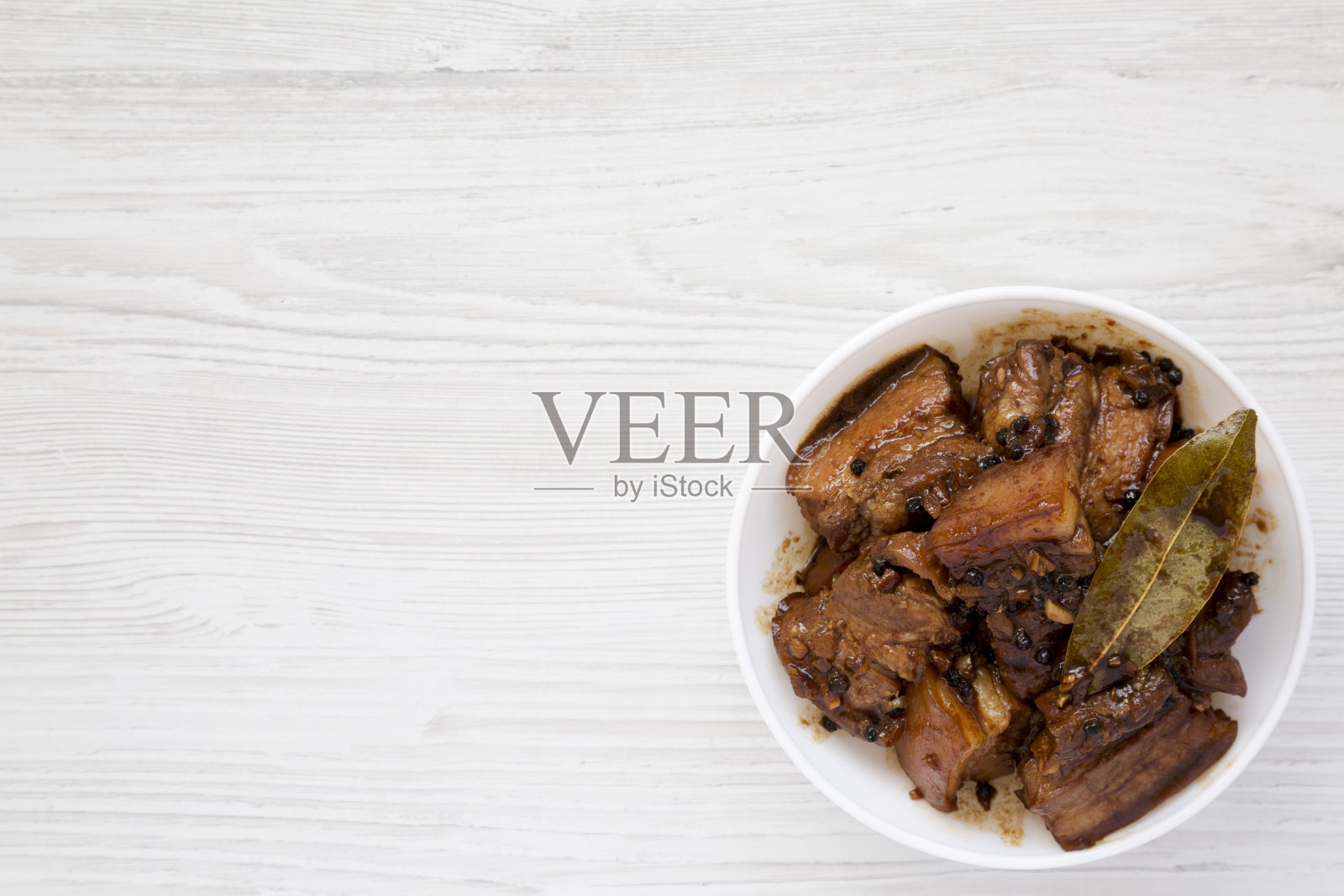 白碗里自制菲律宾阿多波猪肉，俯视图。平躺，从上面俯视。副本的空间。照片摄影图片