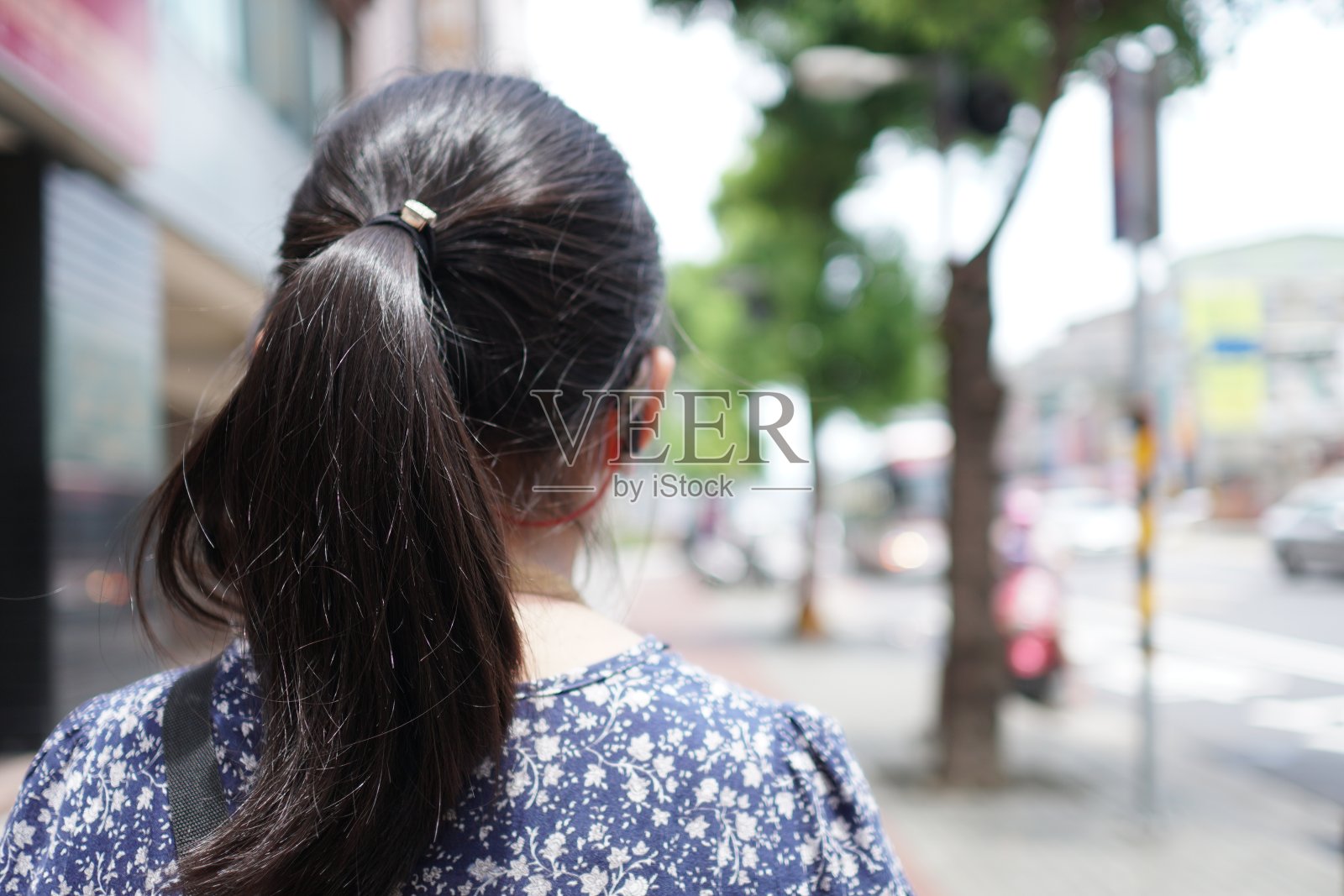 戴着助听器的失聪儿童。在公共汽车站。在肩膀上。主题在左边。照片摄影图片