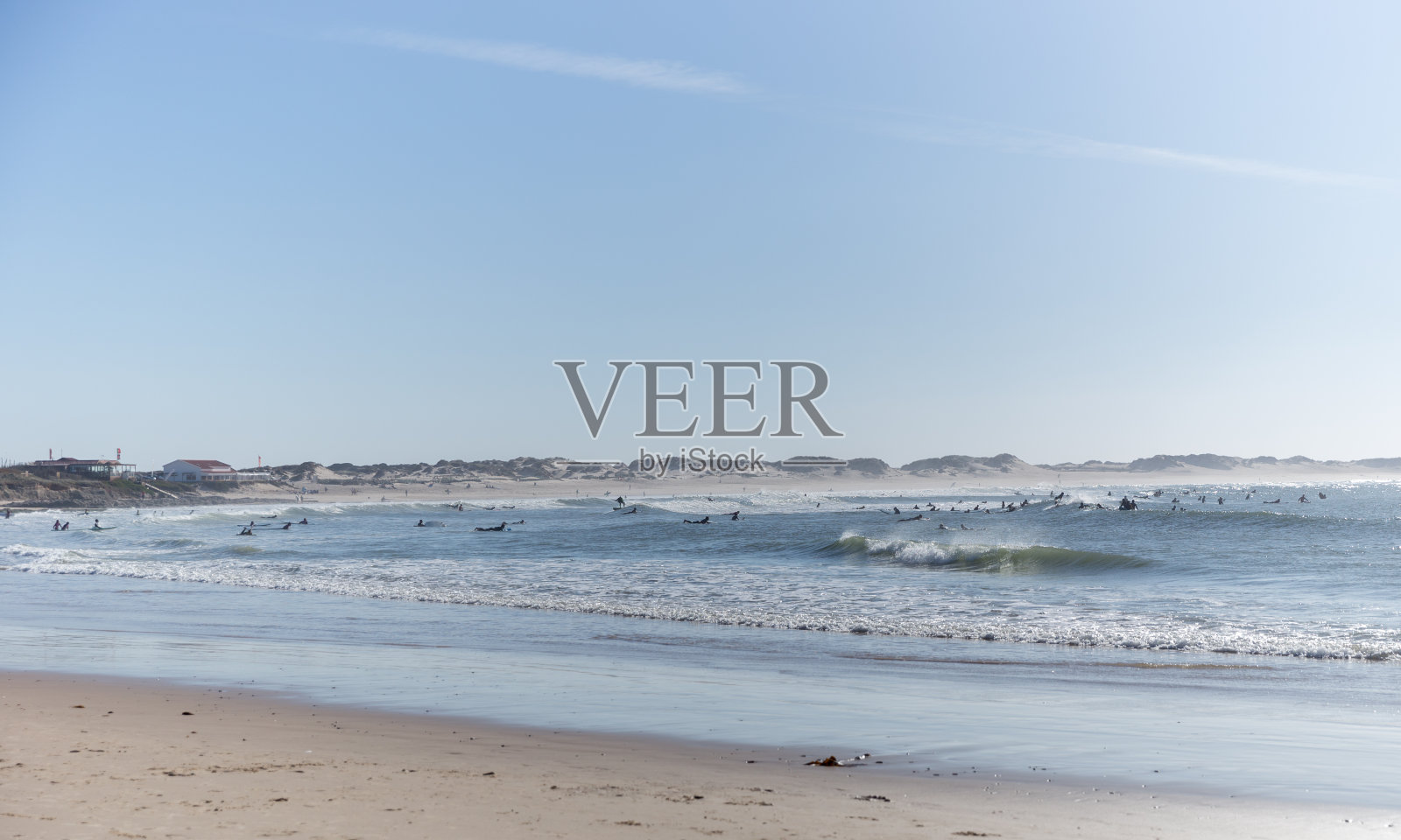 夏天的时候，人们排着长队冲浪照片摄影图片