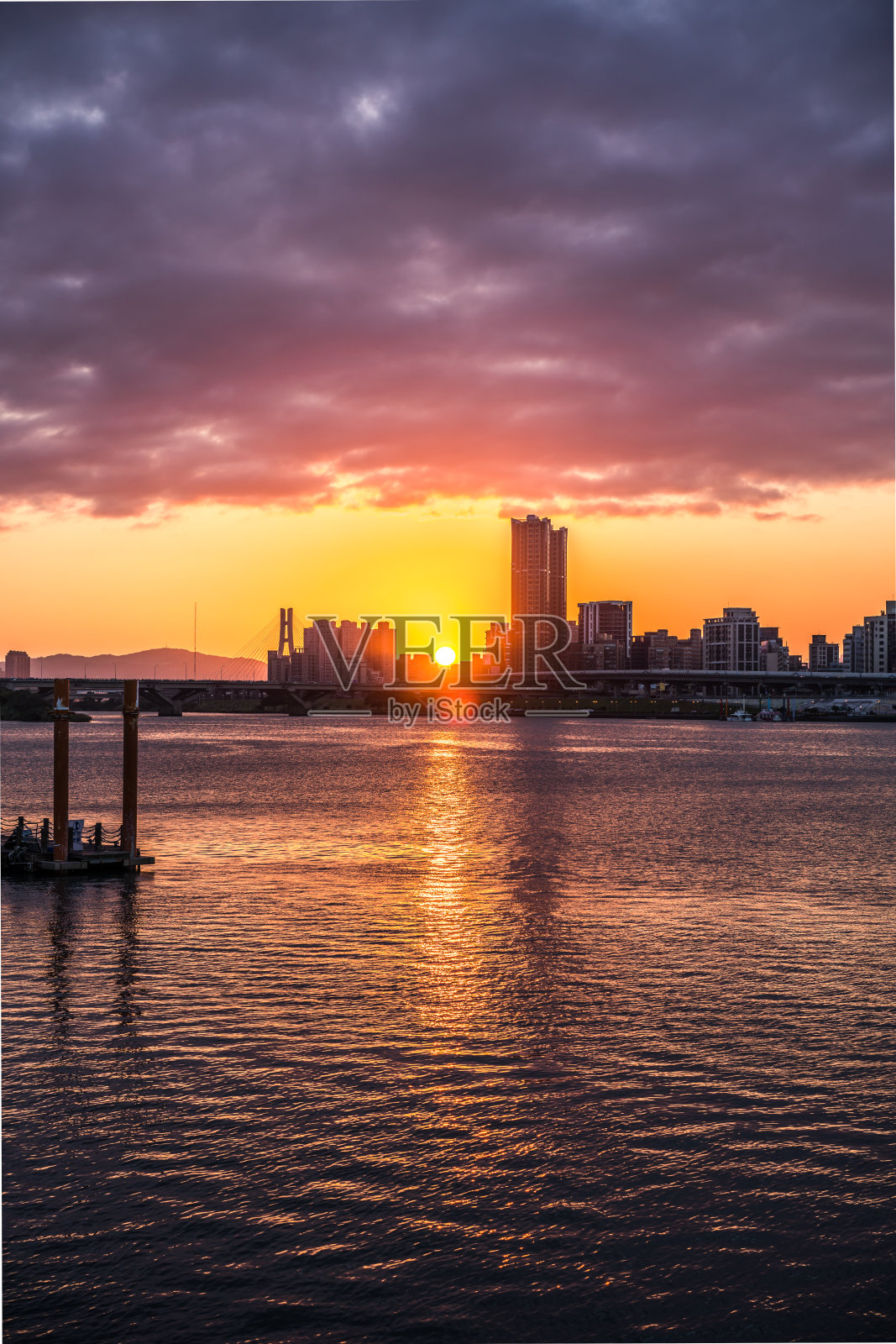 手持手机拍摄大稻埕城市风光照片摄影图片