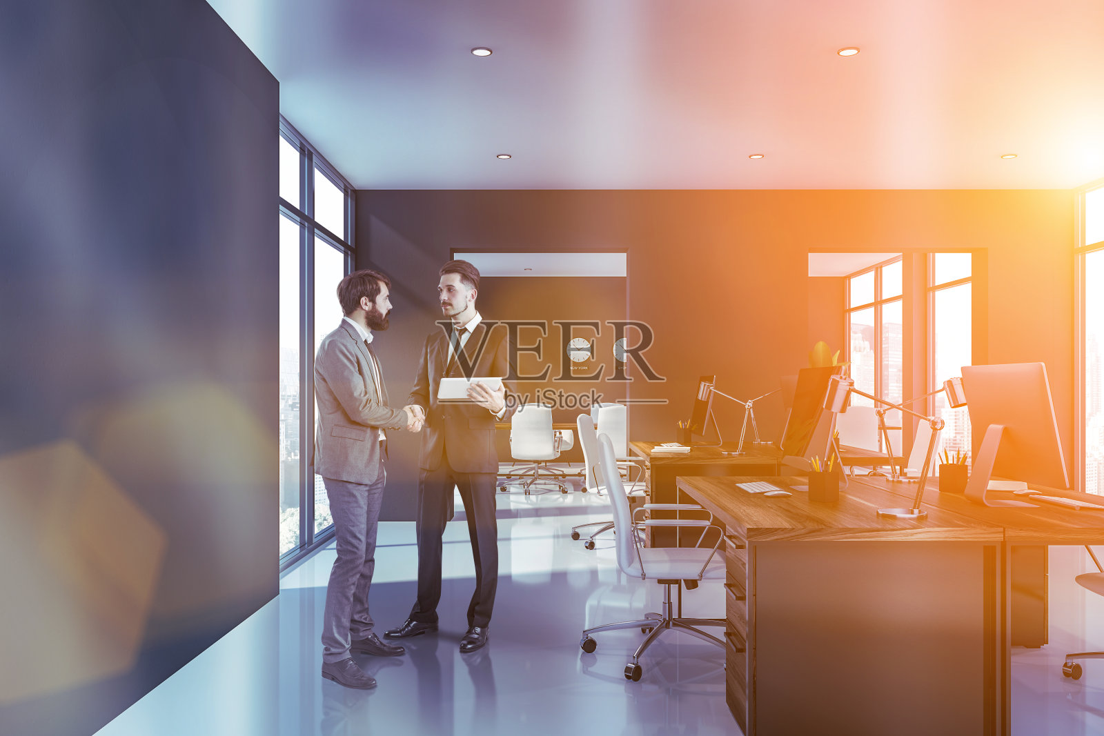 男人在灰色的办公室握手照片摄影图片