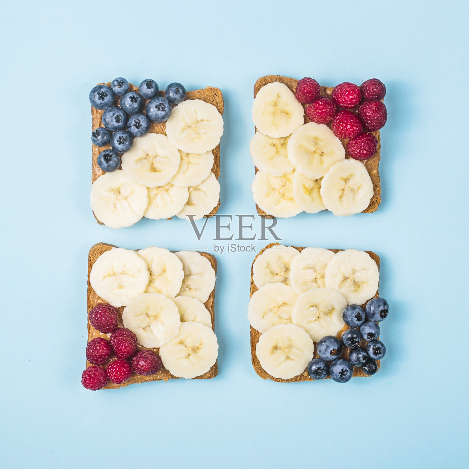 素食午餐三明治配花生酱、香蕉、树莓和蓝莓照片摄影图片