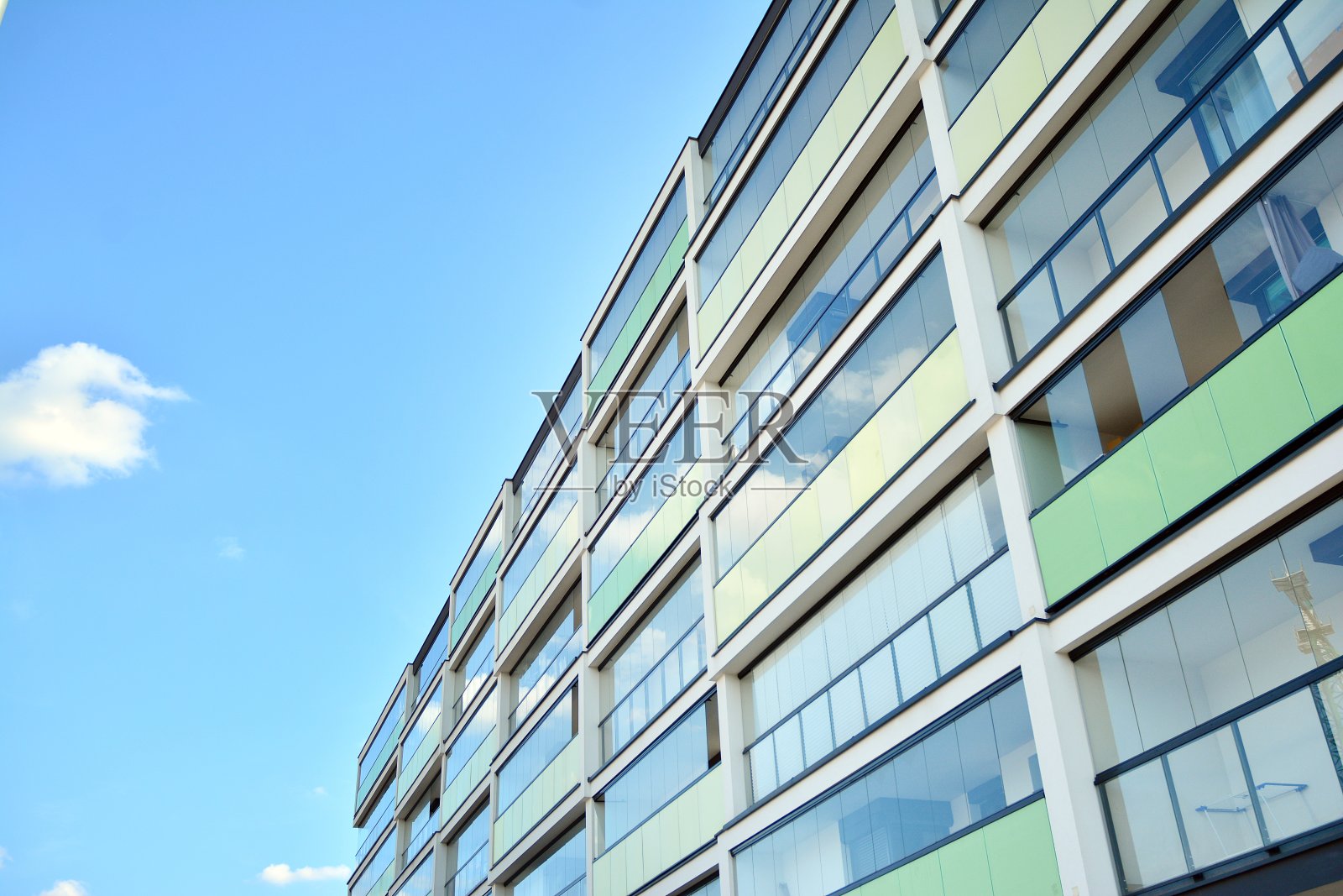 当代住宅建筑在日光下的外观。照片摄影图片