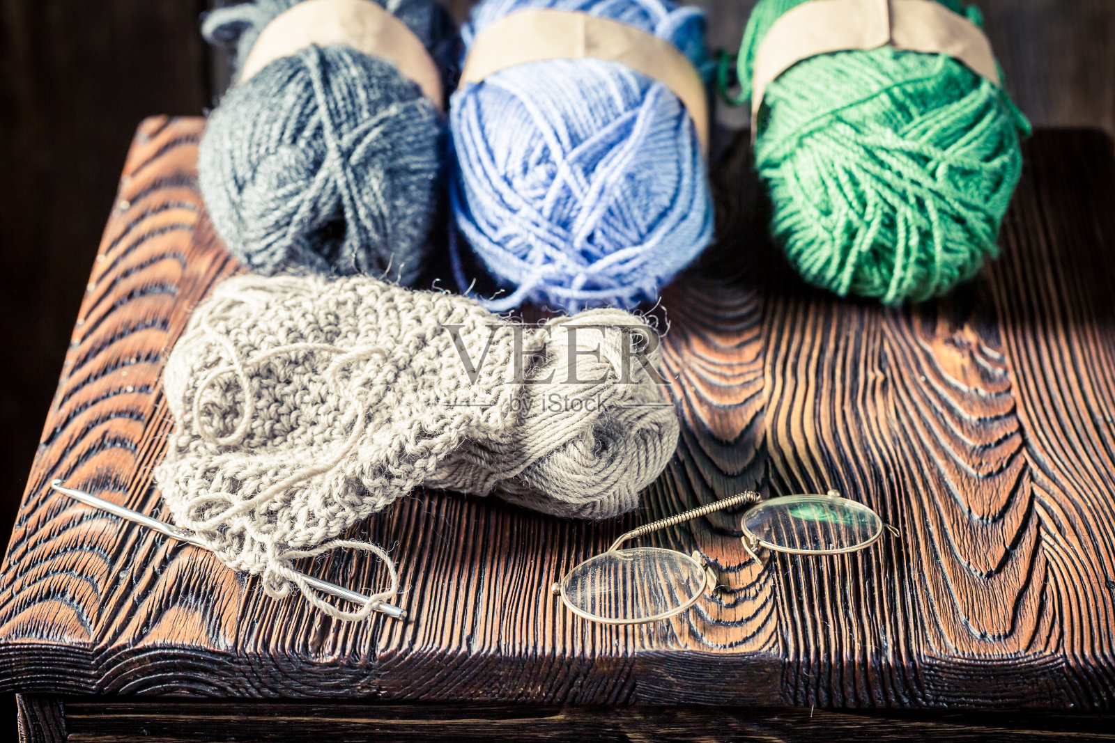 手工编织的彩色羊毛乡村桌子围巾照片摄影图片