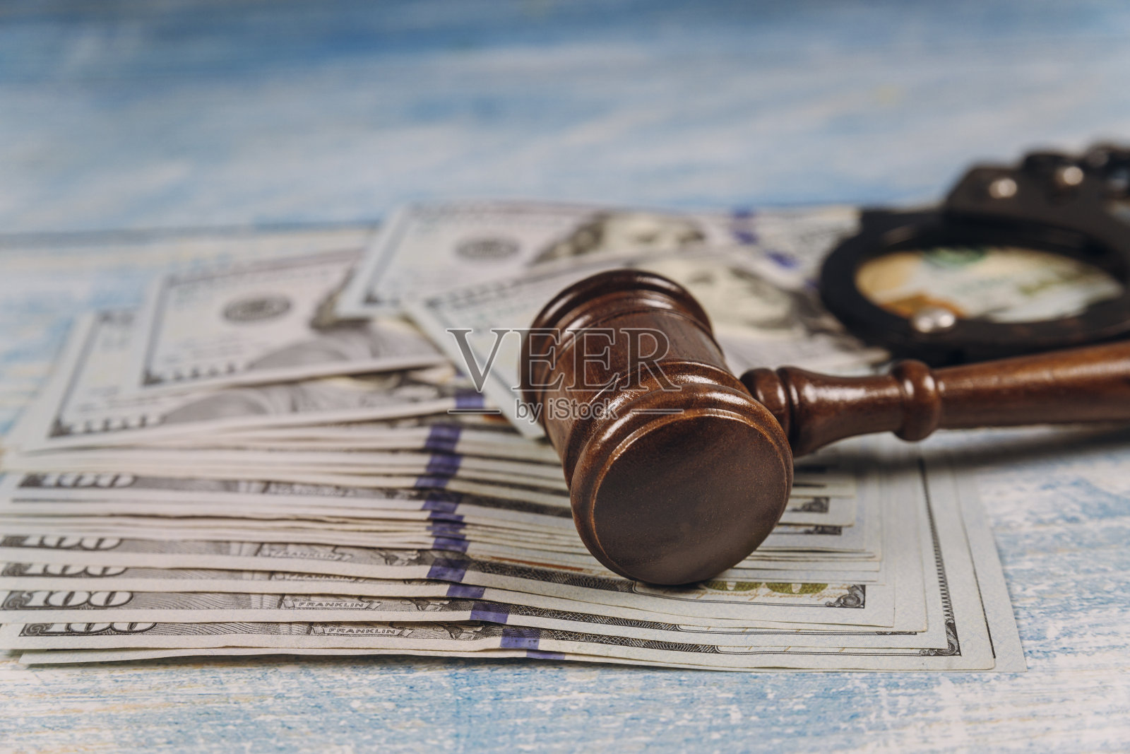 法槌、金属手铐和美元：金融腐败犯罪照片摄影图片