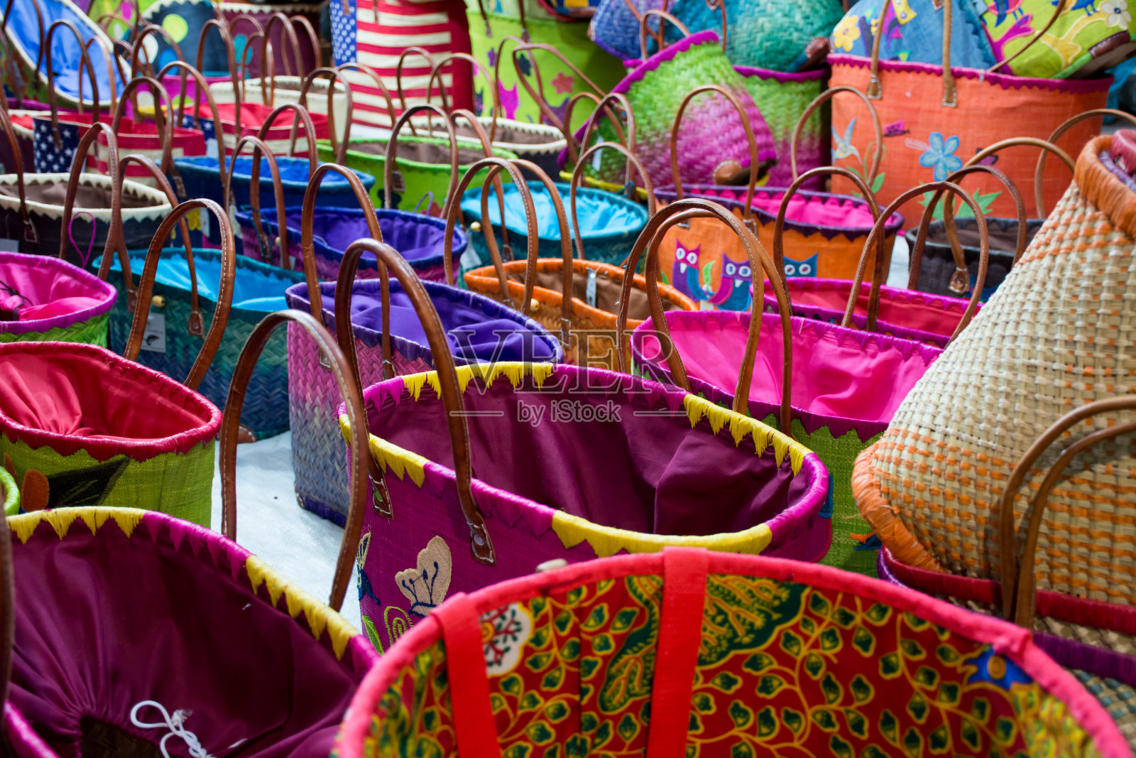 近距离彩色棉袋模糊背景照片摄影图片