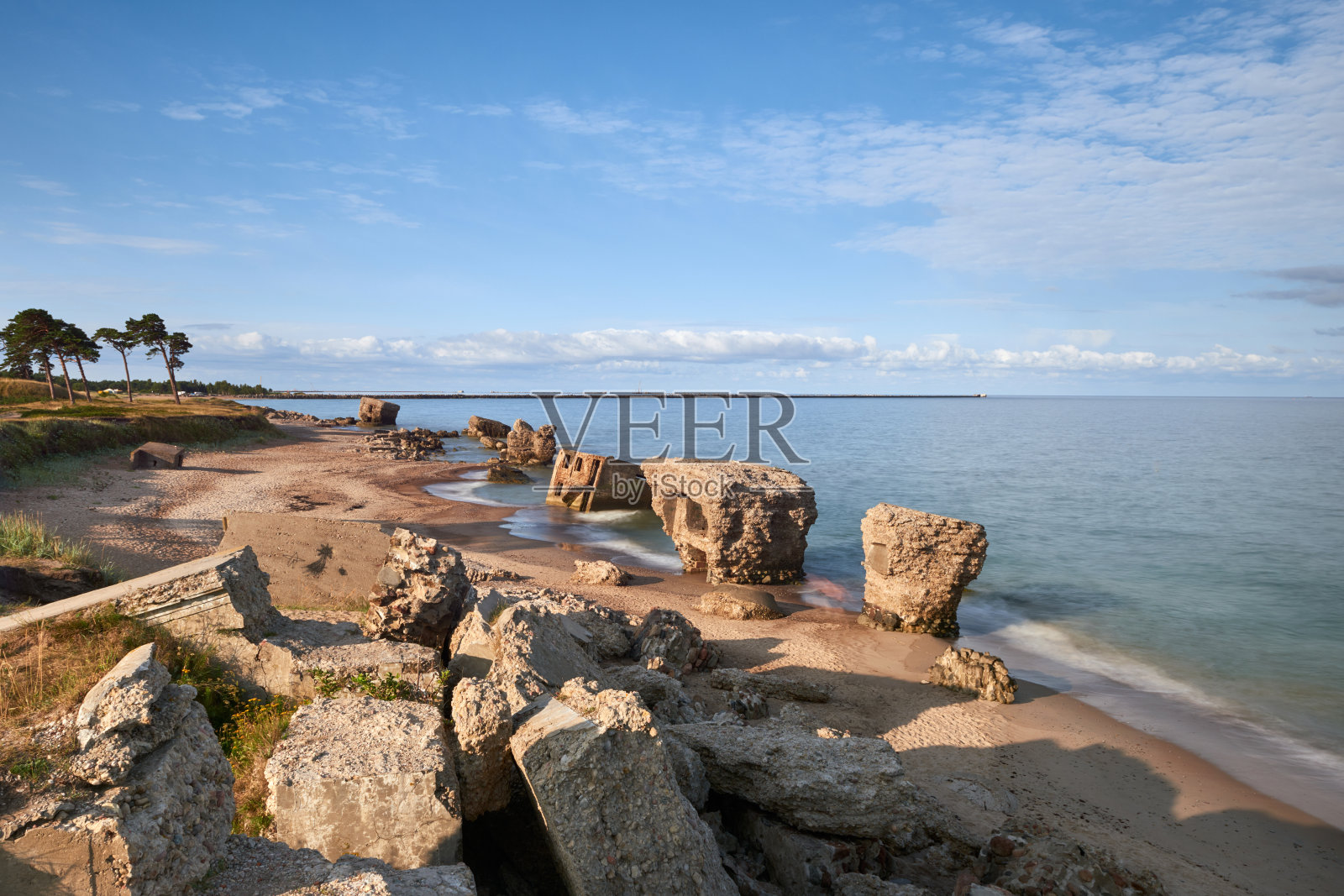 波罗的海海滩附近的掩体废墟，前苏联基地“卡罗斯塔”旧堡垒的一部分，在拉脱维亚的列帕哈。在夏天拍摄。照片摄影图片