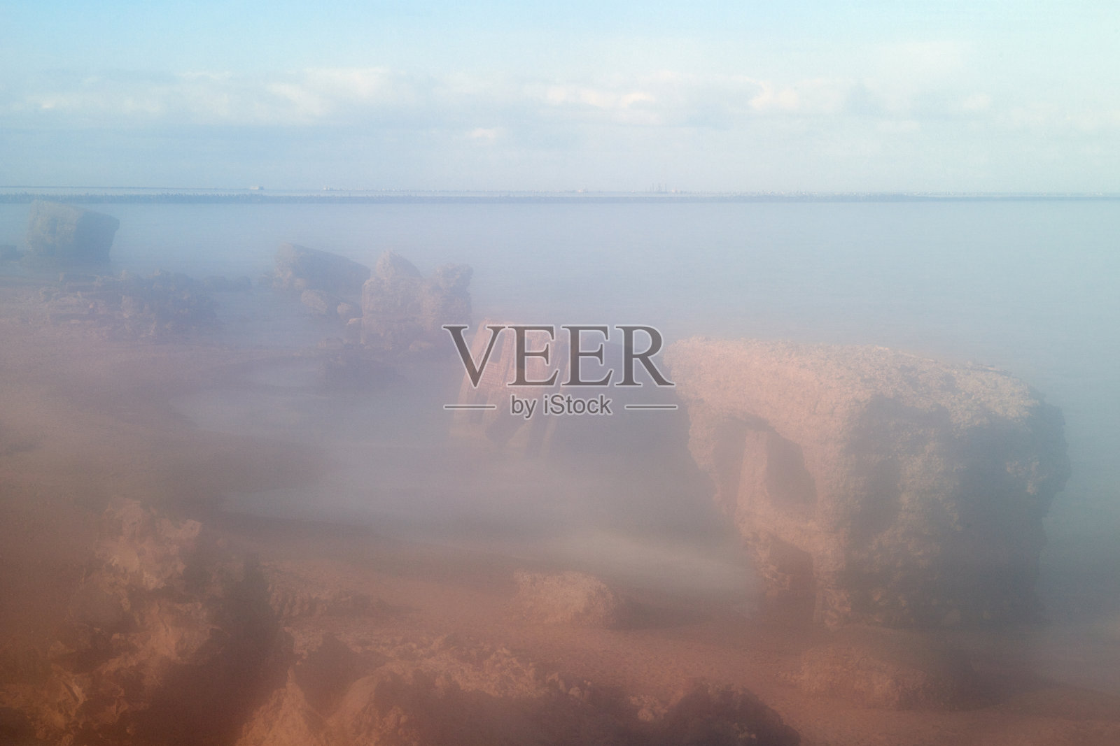 波罗的海海滩附近的掩体废墟，前苏联基地“卡罗斯塔”旧堡垒的一部分，在拉脱维亚的列帕哈。卡罗斯塔堡有雾。照片摄影图片