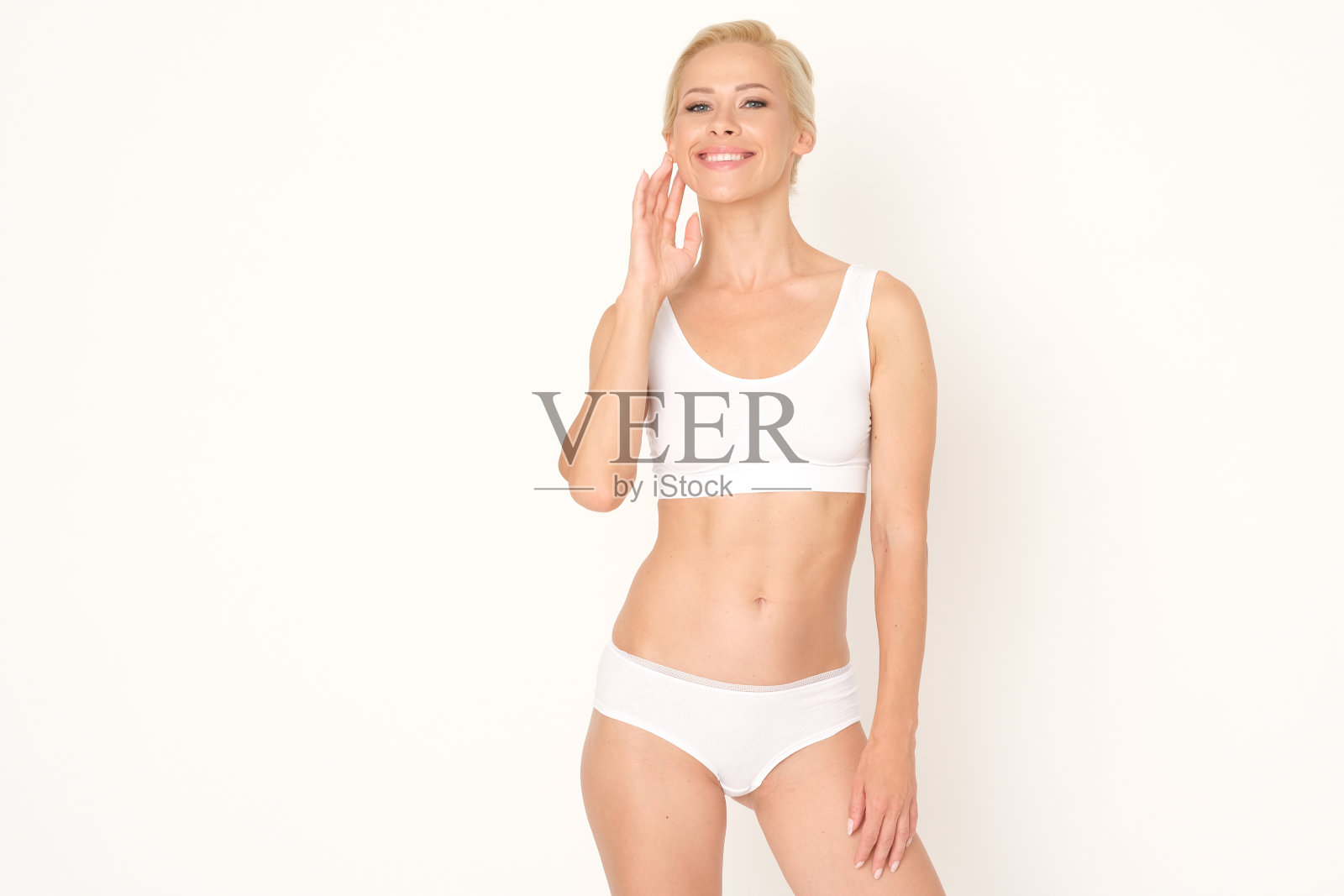 美丽，敏感的女人训练有素的身体孤立在白色的背景。照片摄影图片