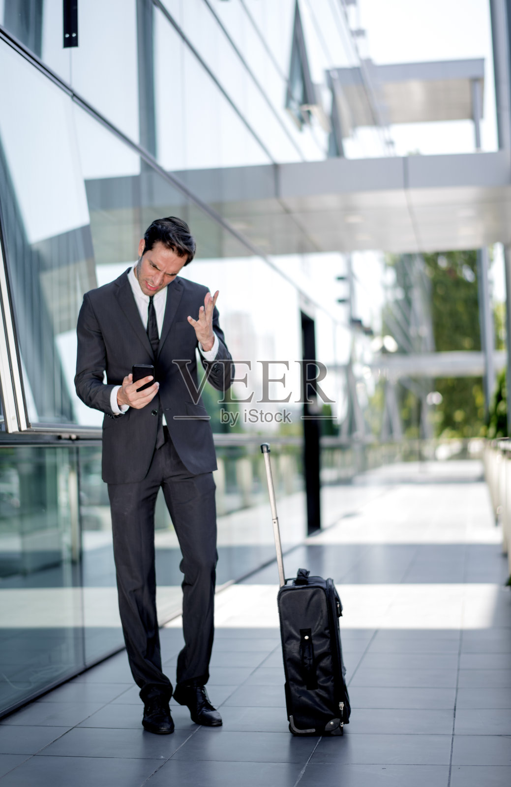 商人在电话里大喊照片摄影图片