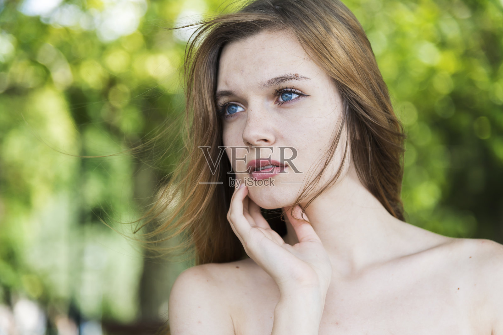 一个蓝眼睛女人的肖像。照片摄影图片