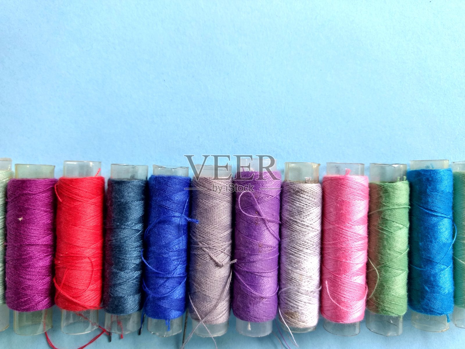 蓝色背景上的彩色线锥照片摄影图片