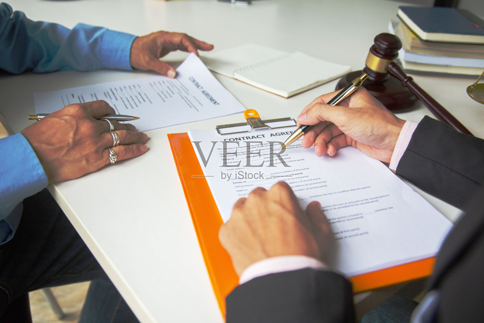 律师正在为前来咨询以获得社会公正的人们解释法律原则。照片摄影图片