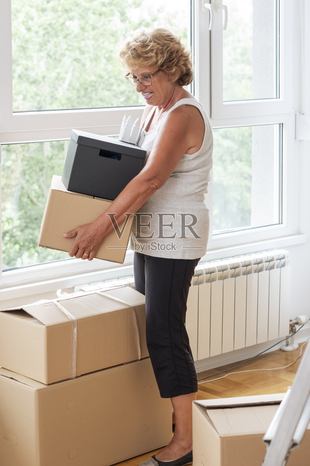 老妇人搬进了新公寓照片摄影图片