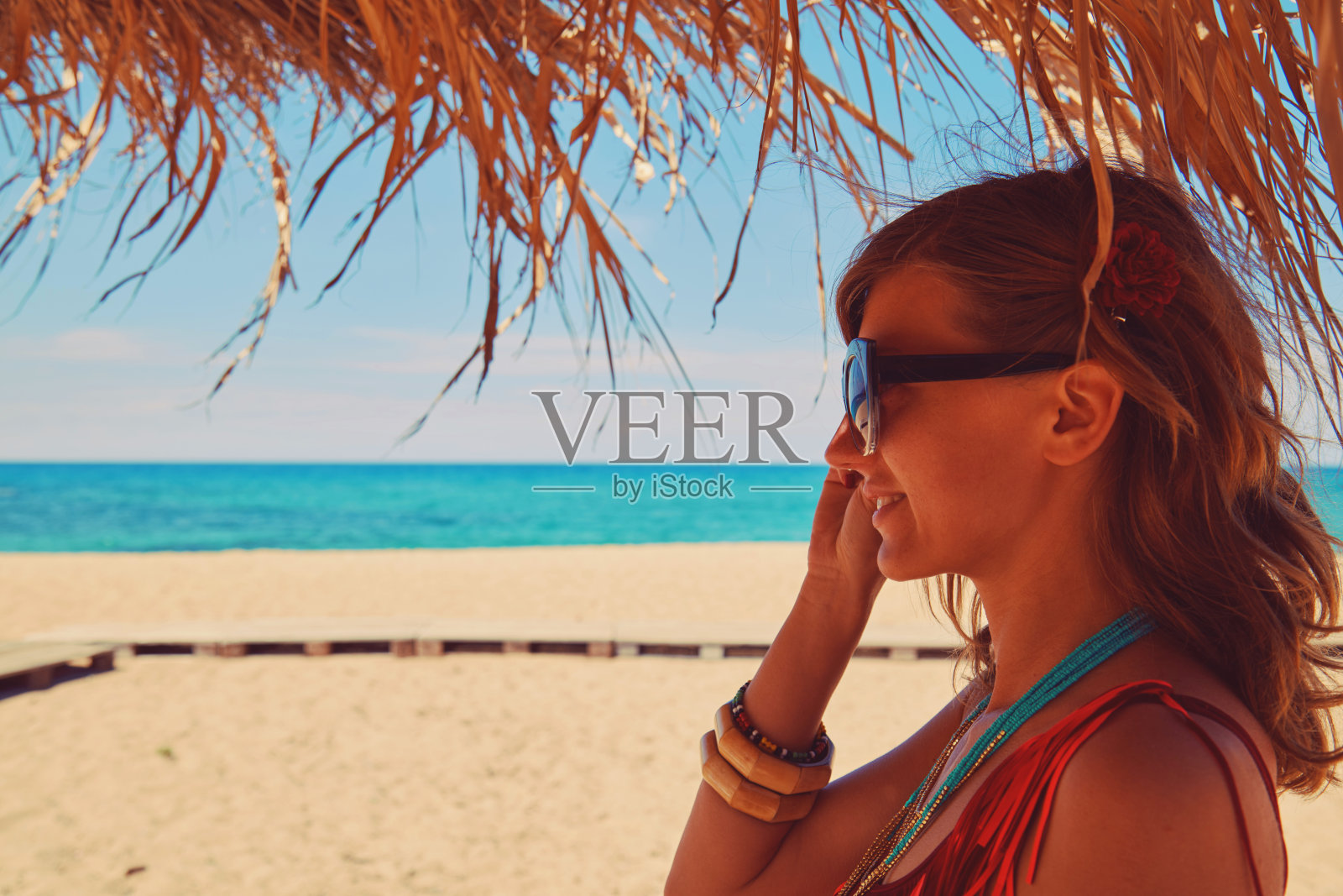 美丽的女人享受在热带沙滩上。夏天的概念。照片摄影图片