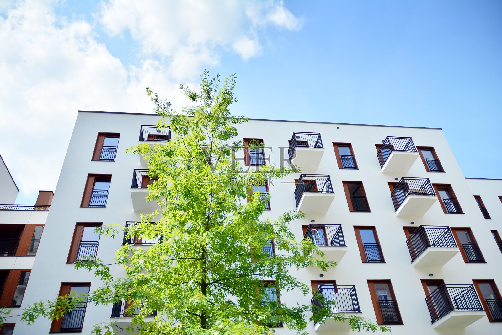 当代住宅建筑在日光下的外观。照片摄影图片