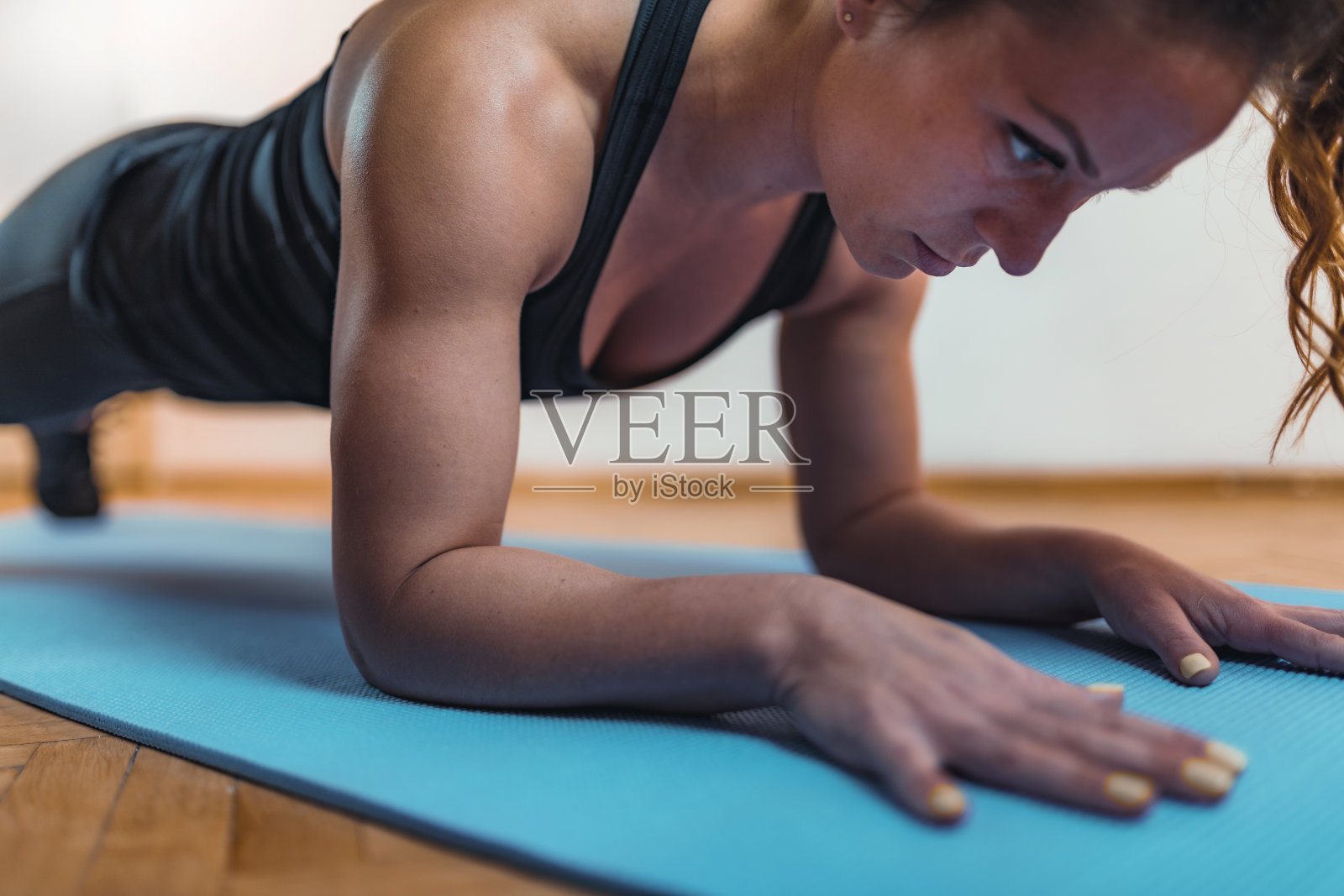 做高强度间歇训练的女性照片摄影图片