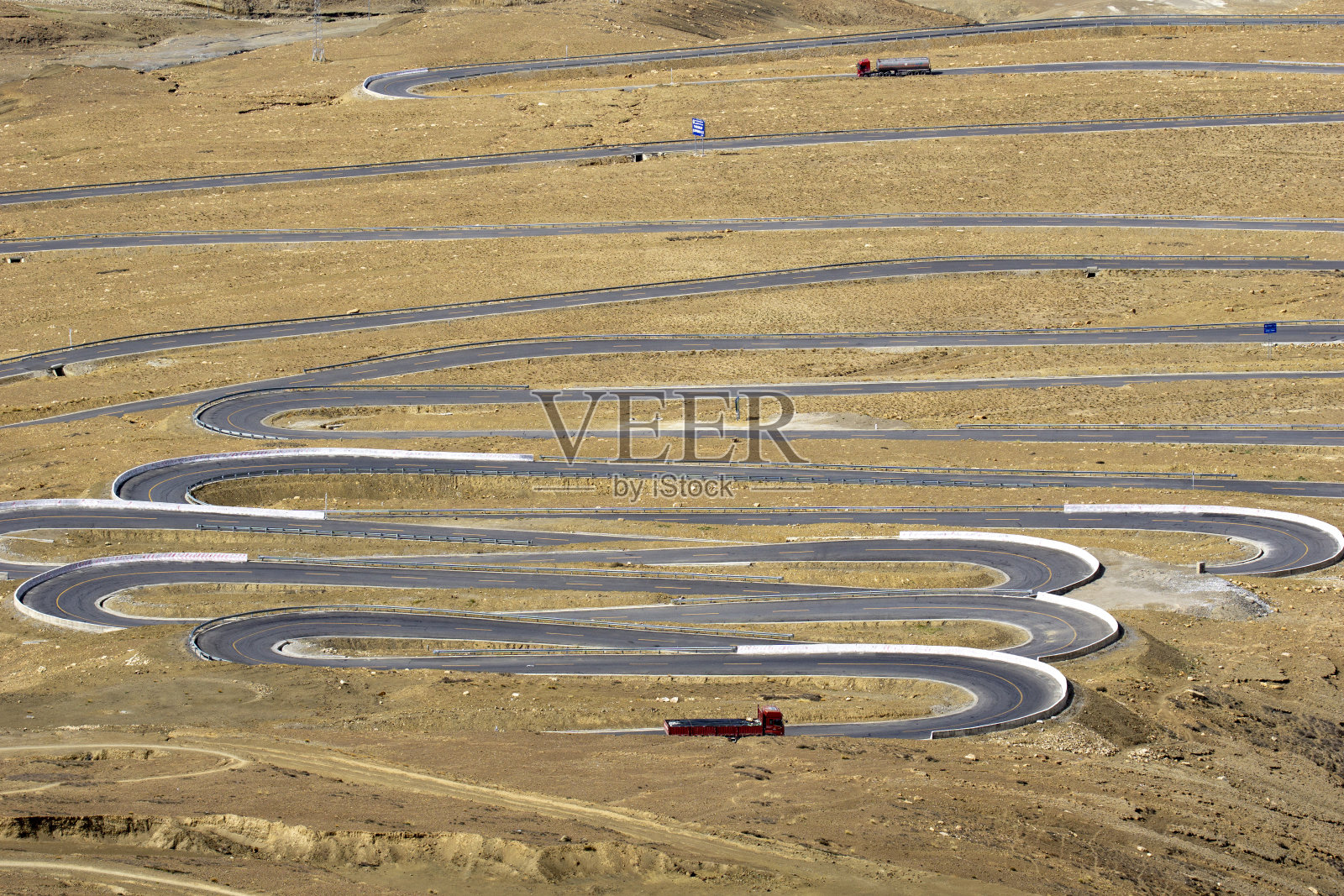 中国西藏沿着蜿蜒的道路到达珠穆朗玛峰照片摄影图片