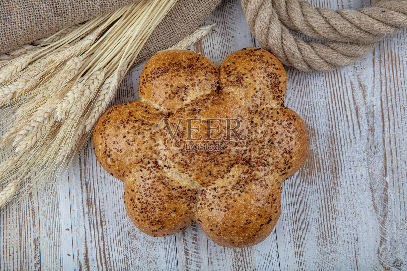 花面包，面包以砖块和花的形式放在木质的背景上。照片摄影图片