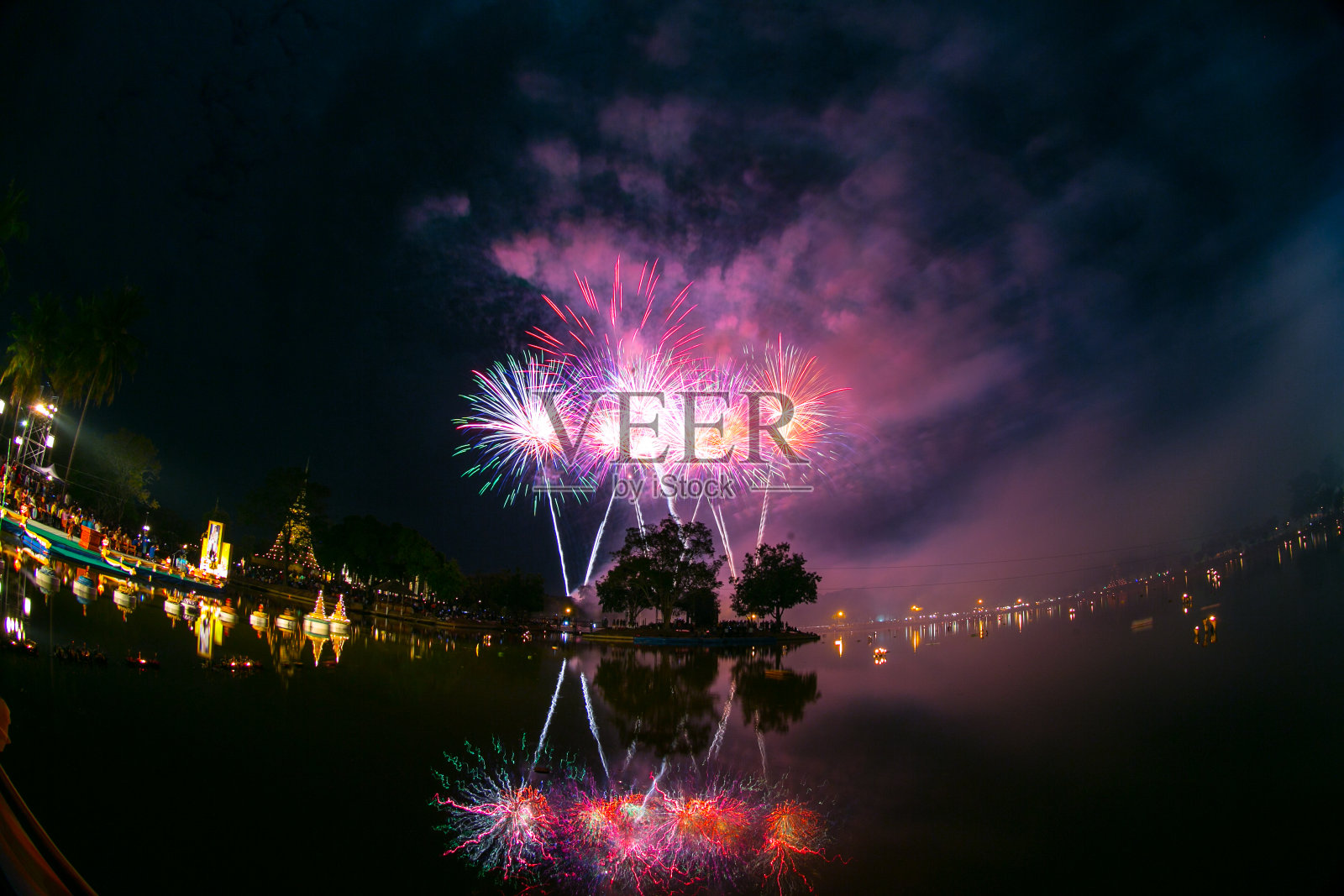 Loy Krathong在素可泰照片摄影图片