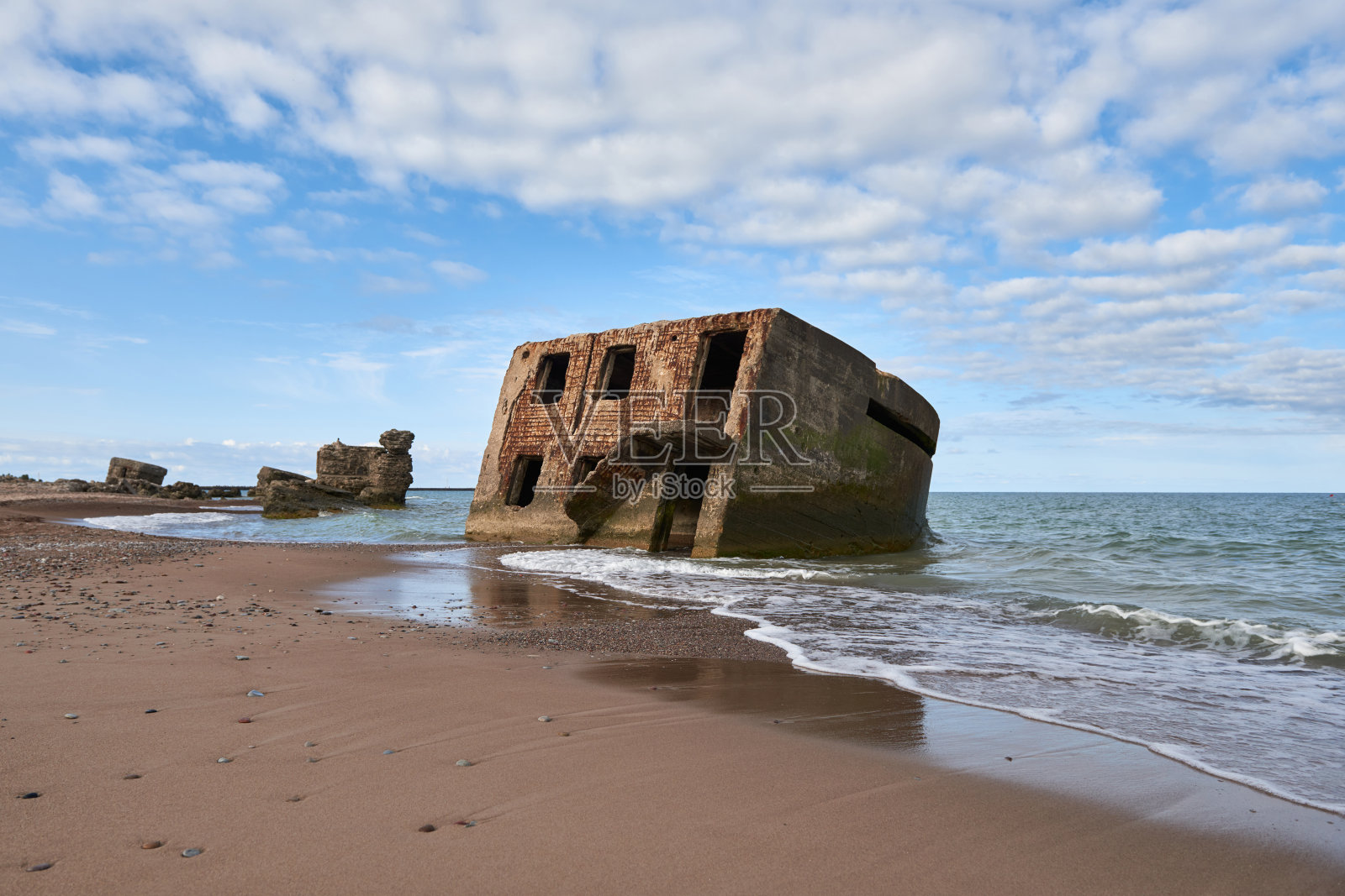 波罗的海海滩附近的掩体废墟，前苏联基地“卡罗斯塔”旧堡垒的一部分，在拉脱维亚的列帕哈。在夏天拍摄。照片摄影图片