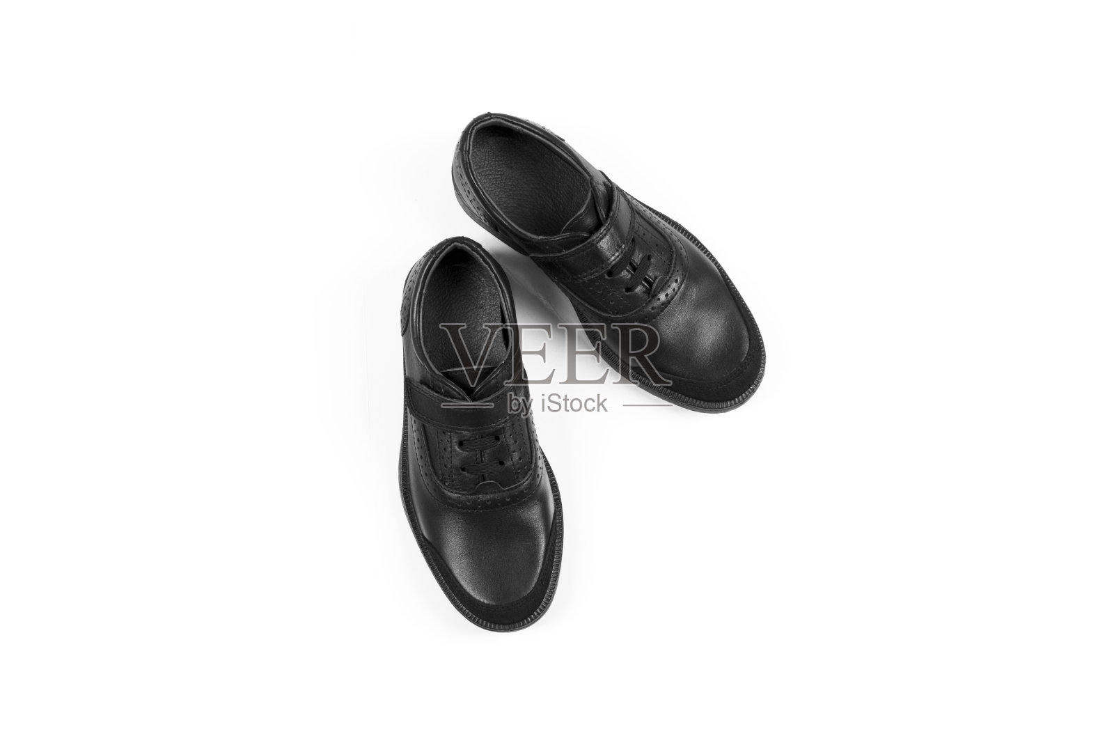 黑色儿童皮鞋与白色背景，孤立照片摄影图片