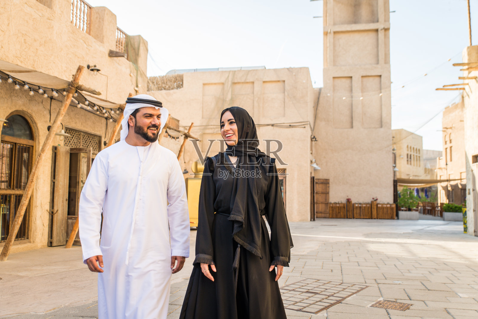 一对阿拉伯夫妇在迪拜约会照片摄影图片