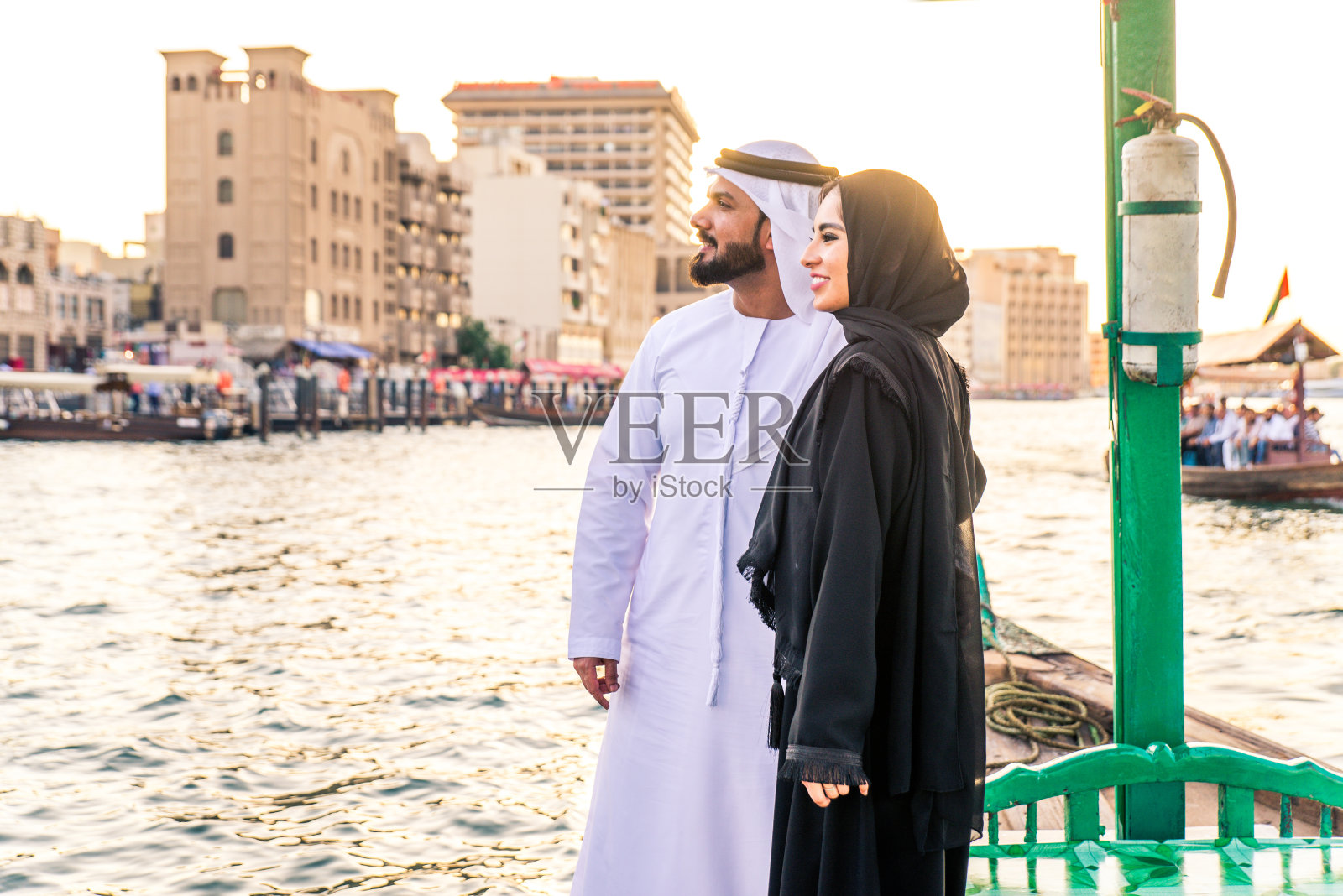 一对阿拉伯夫妇在迪拜约会照片摄影图片