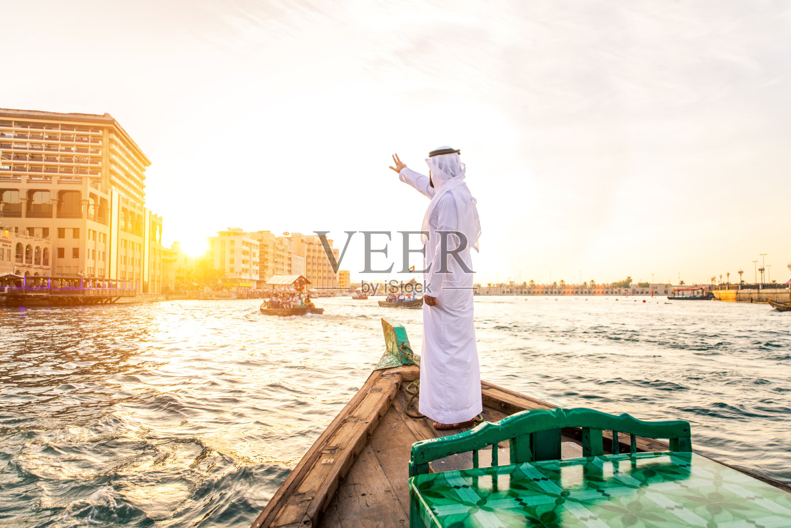 乘坐小船在运河上的阿拉伯男子照片摄影图片
