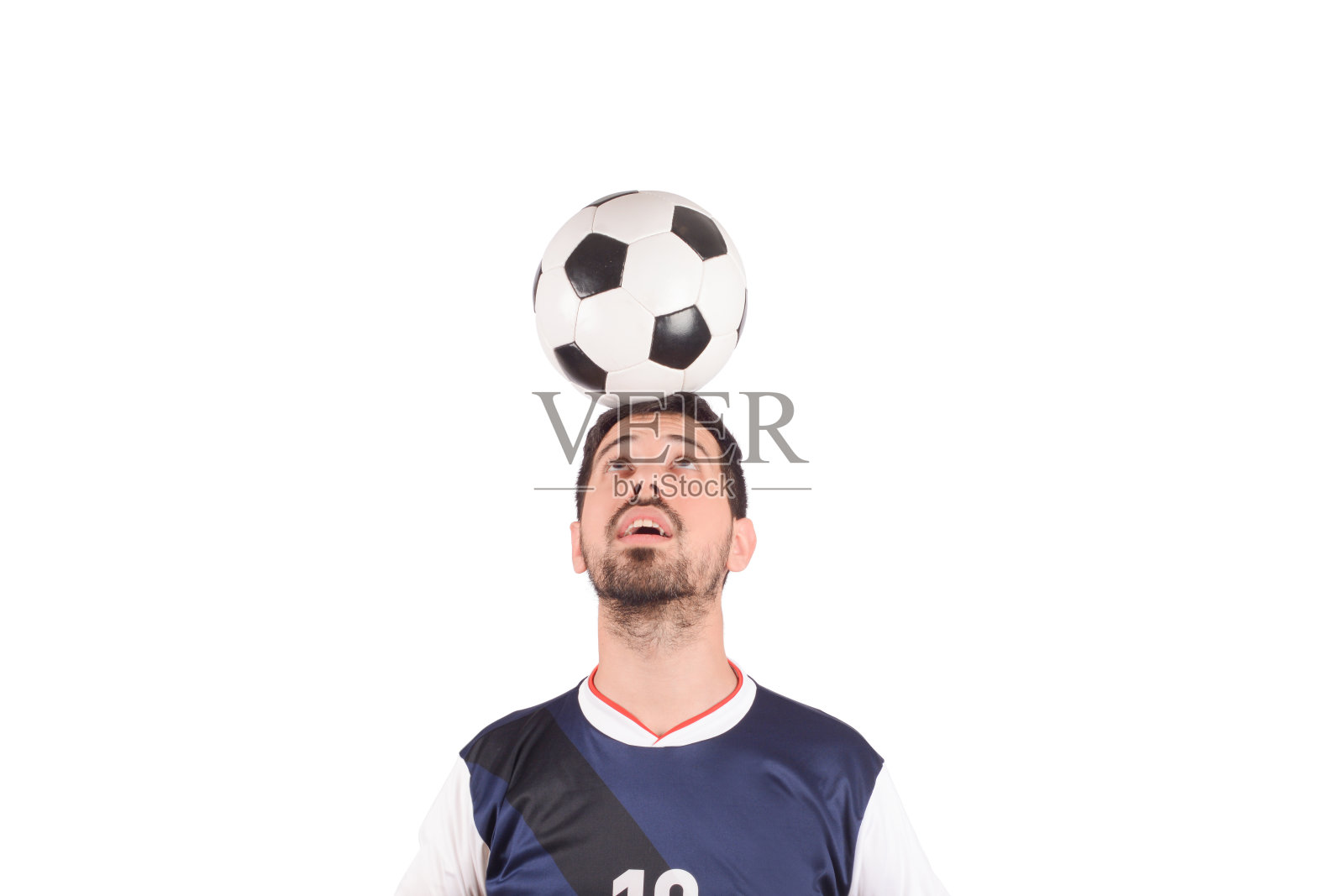 拿着足球的男人。照片摄影图片