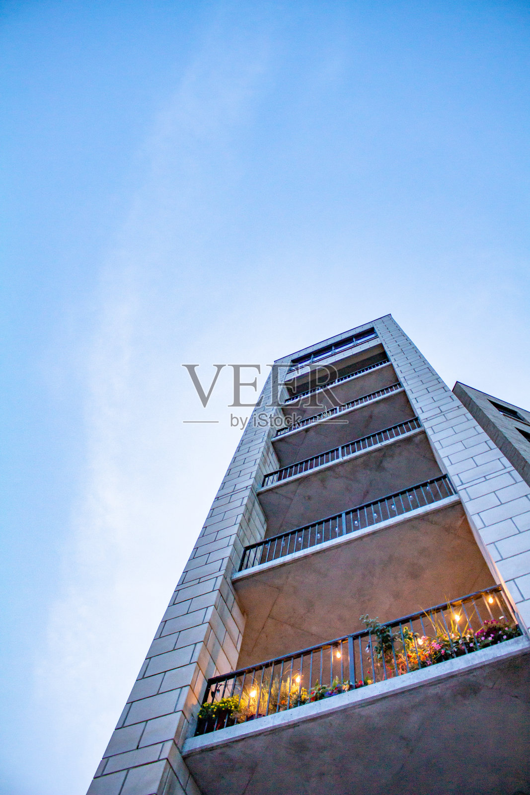 公寓阳台从下面照片摄影图片