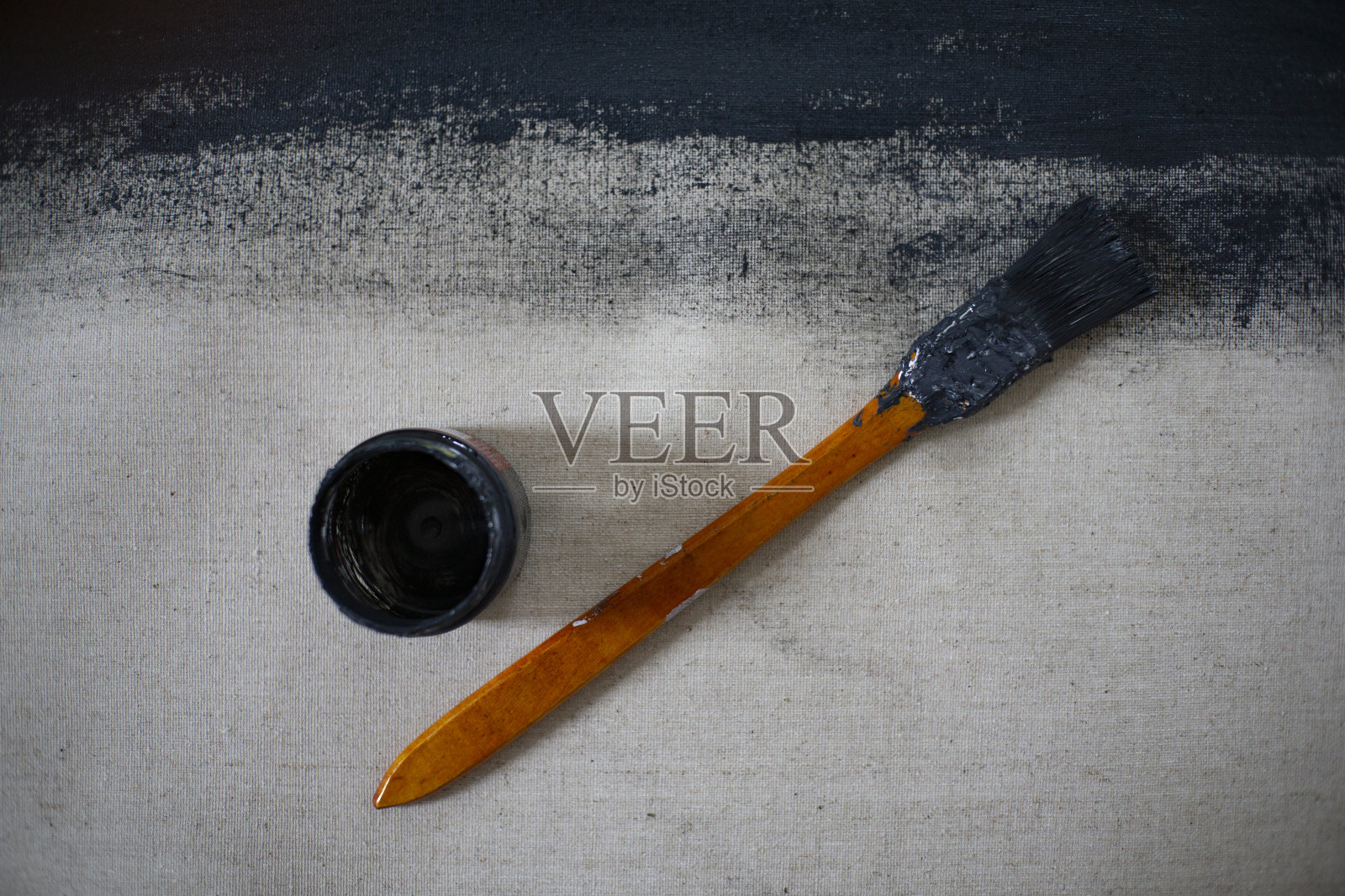 用画笔在画布上作画照片摄影图片