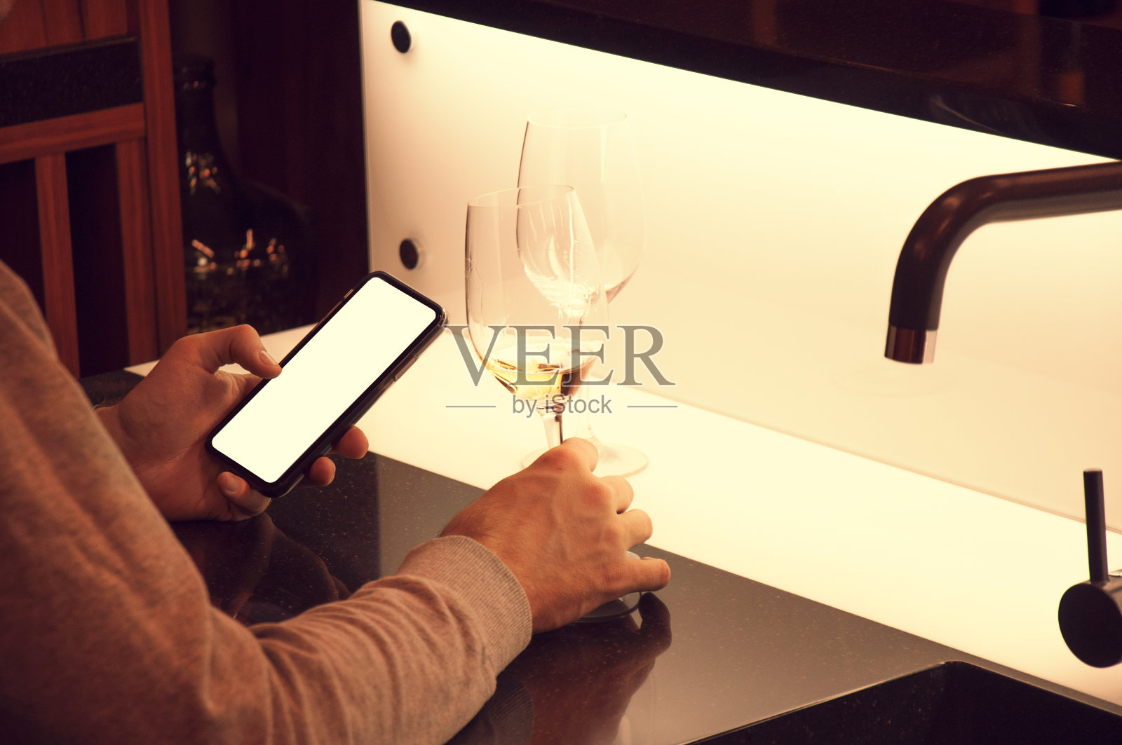 侍酒师,cavist。在学校接受侍酒师培训。葡萄酒学校。品酒。有色。照片摄影图片