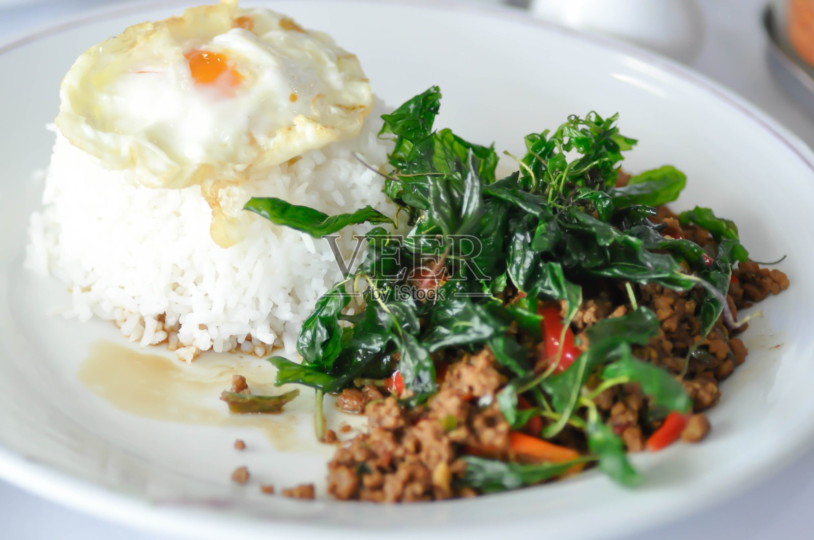 炒蛋猪肉，神圣罗勒和米饭照片摄影图片