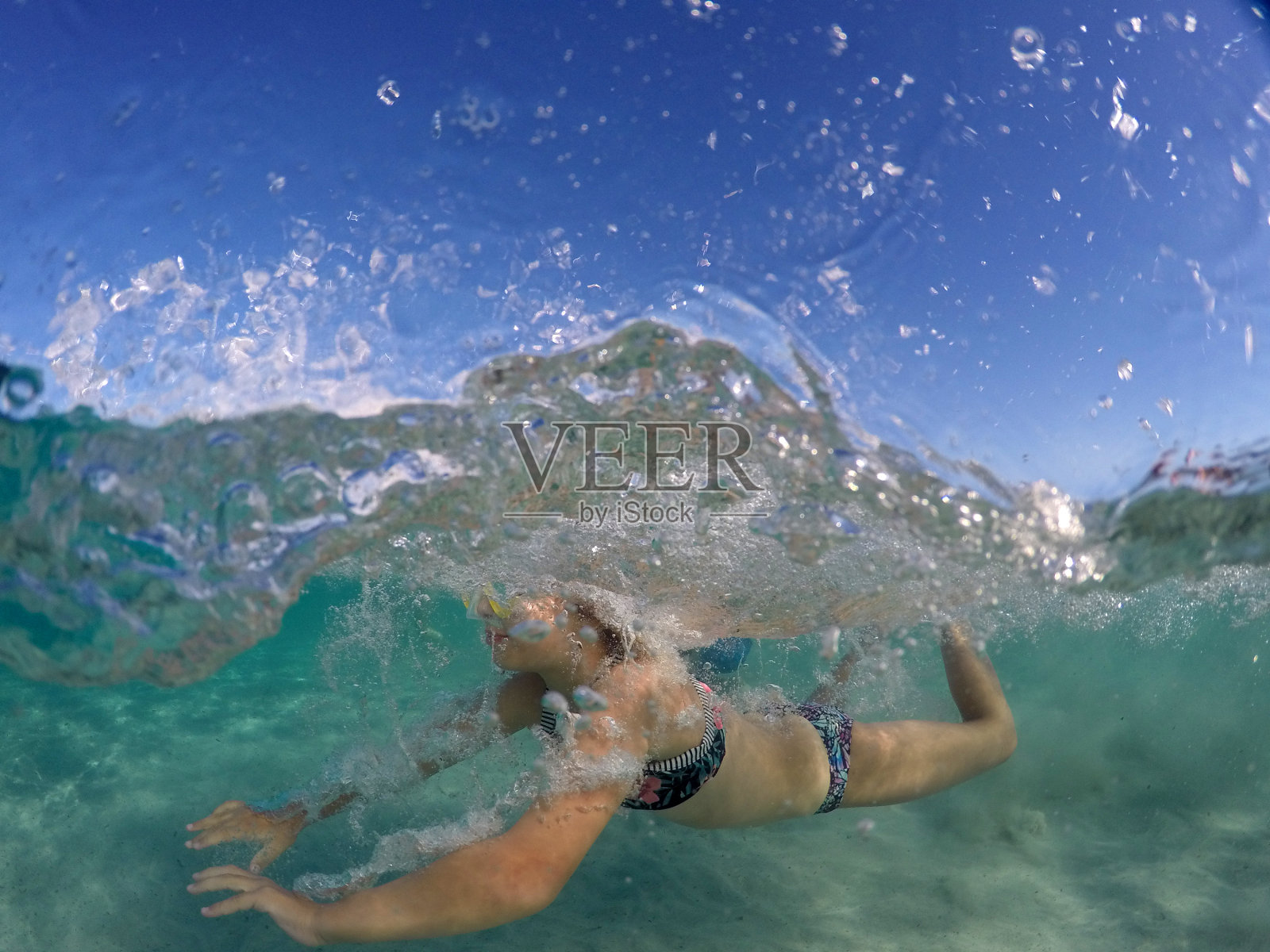 儿童浮潜在斯皮亚吉亚照片摄影图片