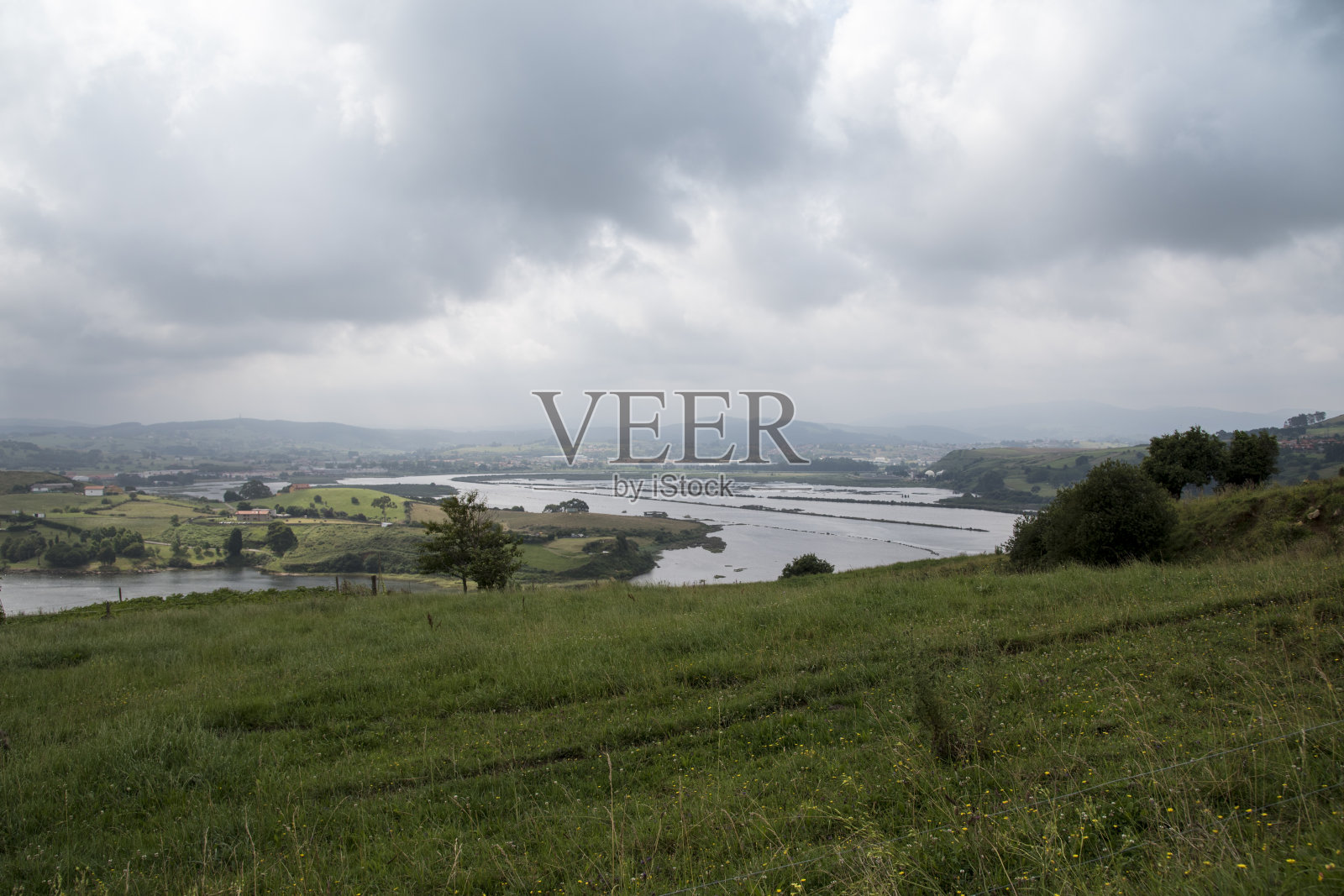 西班牙坎塔布里亚苏恩斯河的风景照片摄影图片