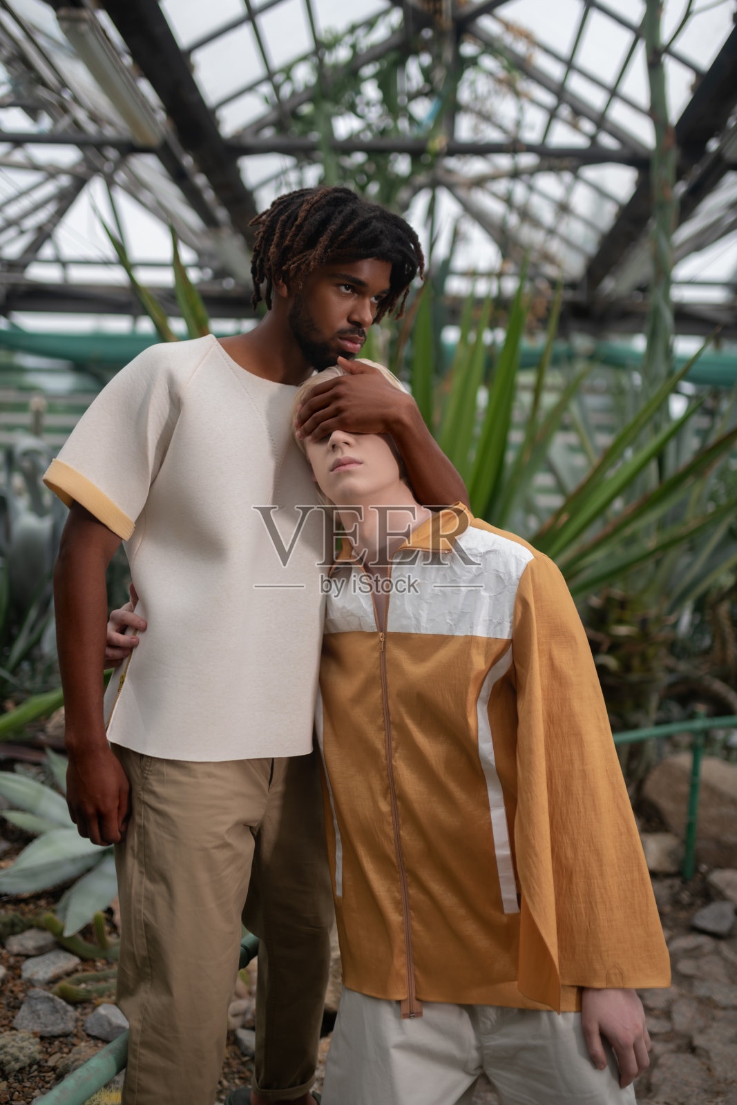 黑皮肤的天才模特闭着眼睛看着他的同事照片摄影图片