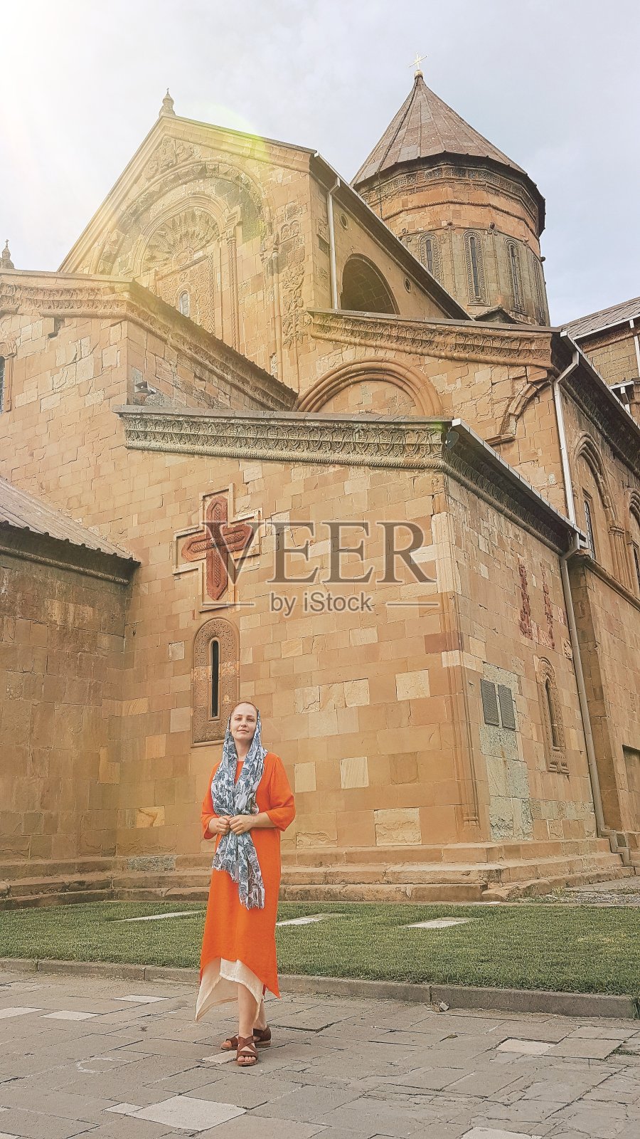 在东正教教堂背景下戴头巾的妇女照片摄影图片