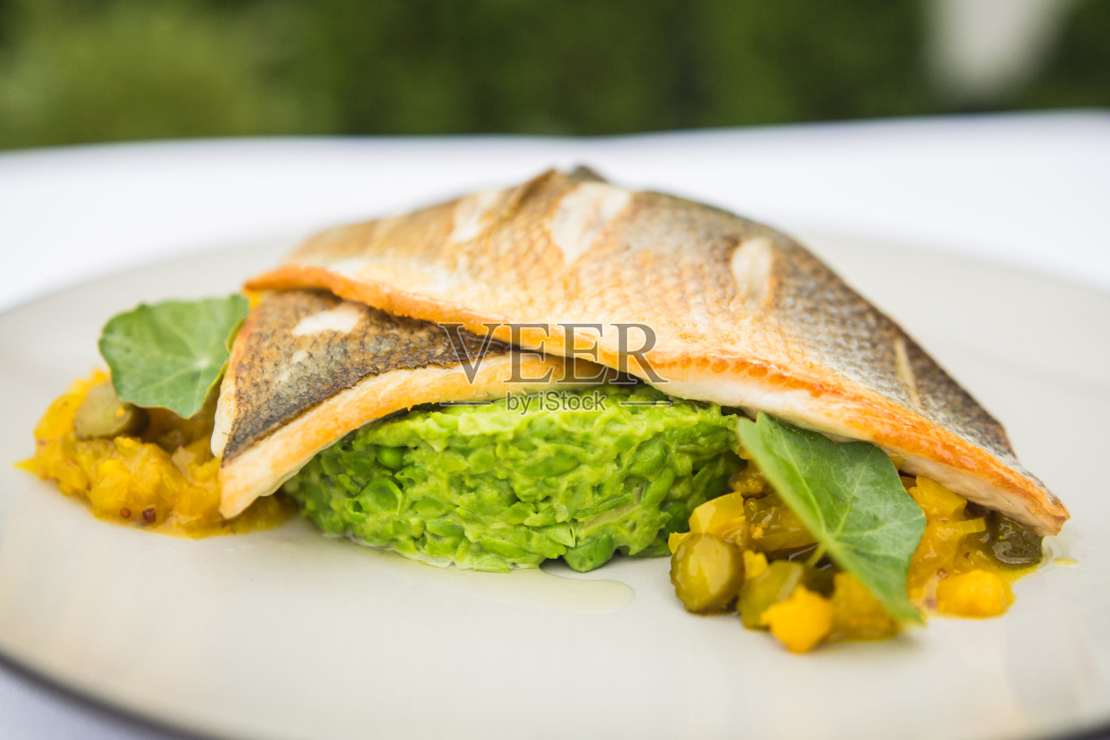 无麸素烤鱼鳟鱼配豌豆泥照片摄影图片