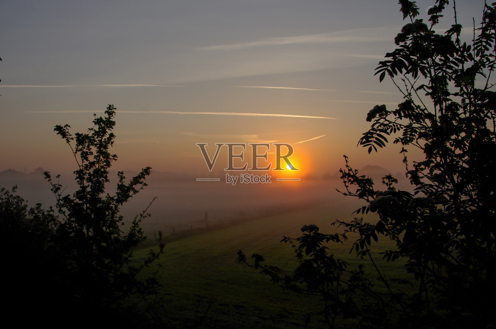 雾蒙蒙的日出的角度来看照片摄影图片