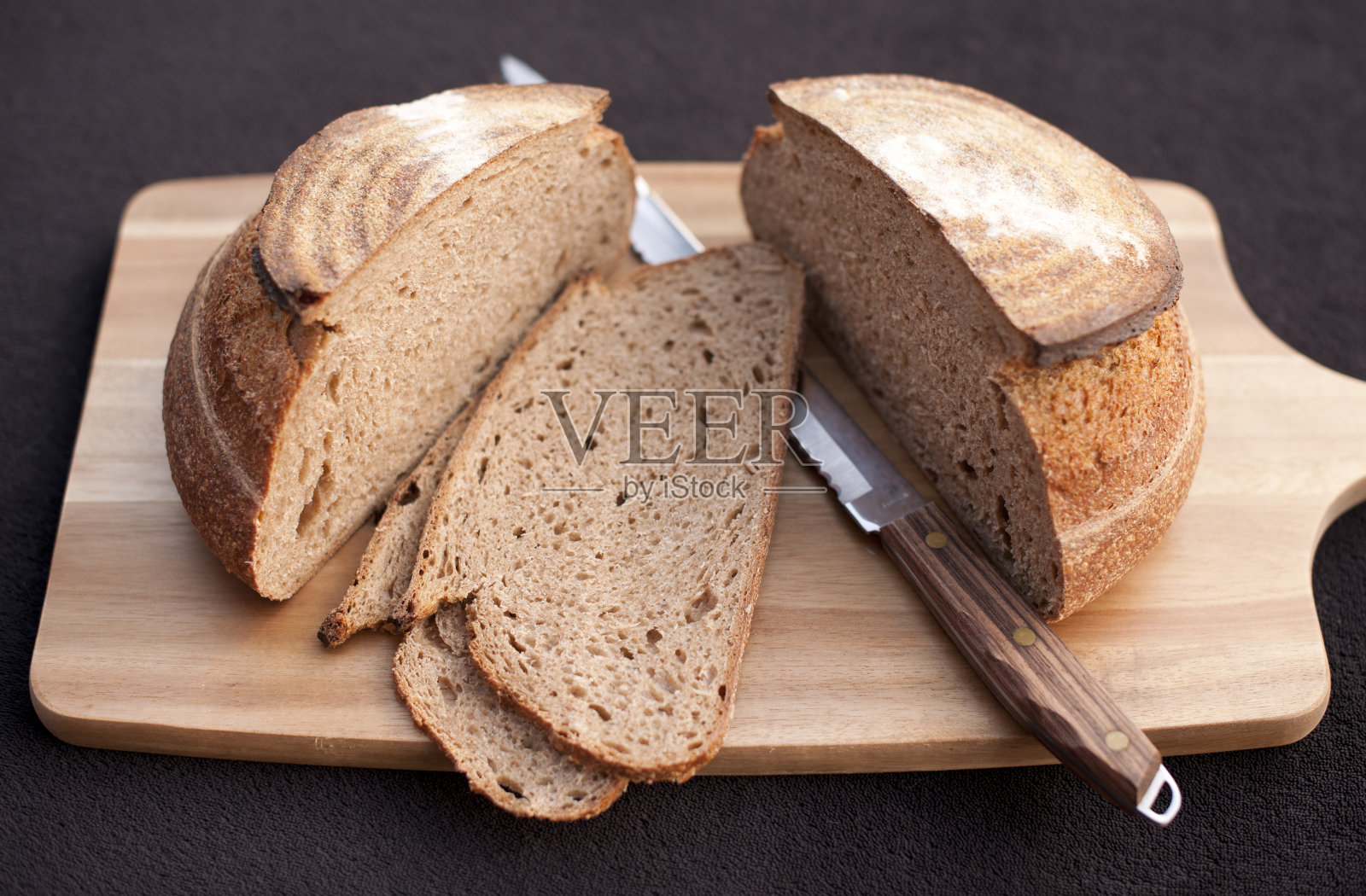 在面包板上切成薄片的面包照片摄影图片