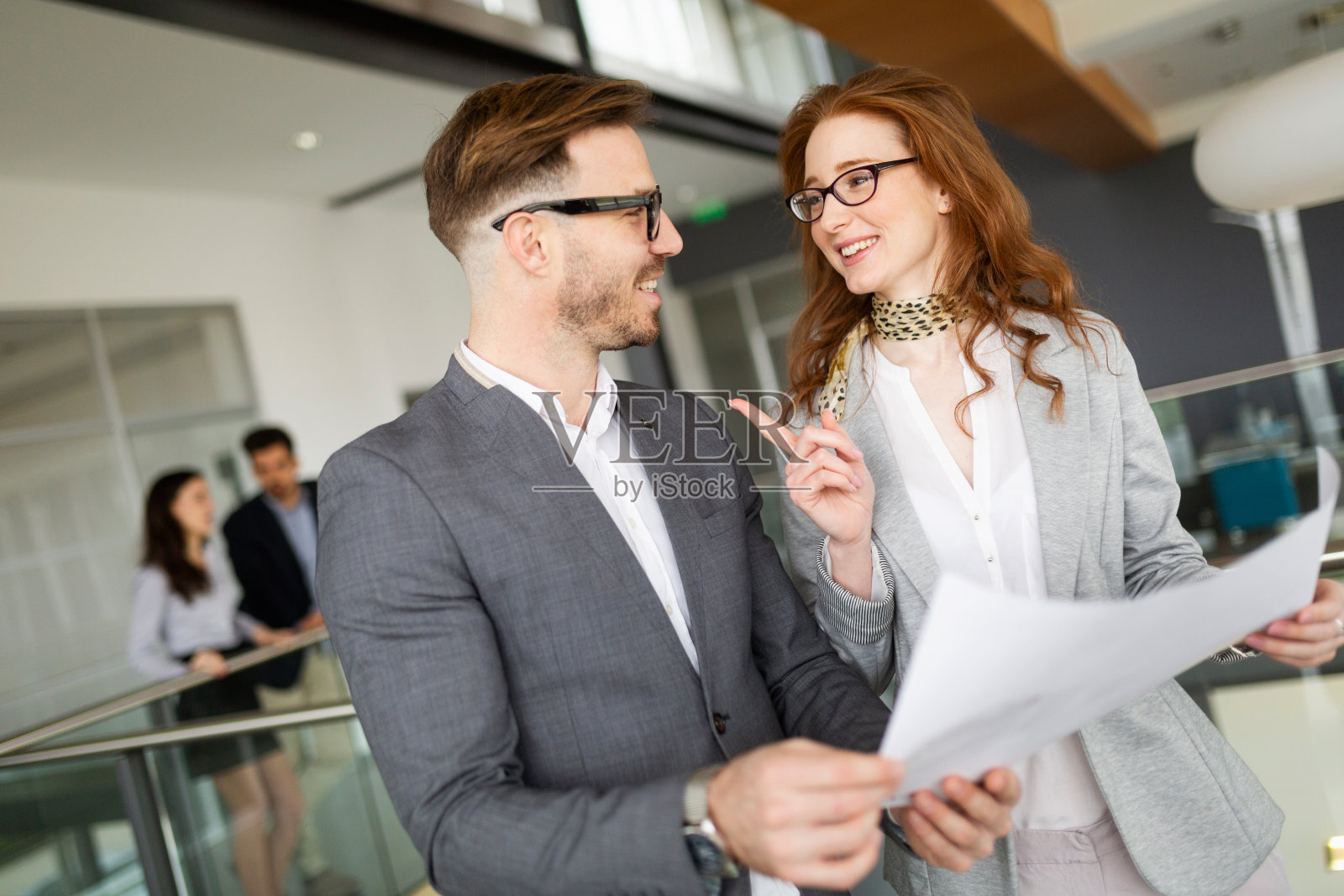 商务人士在现代办公室里的乐趣照片摄影图片