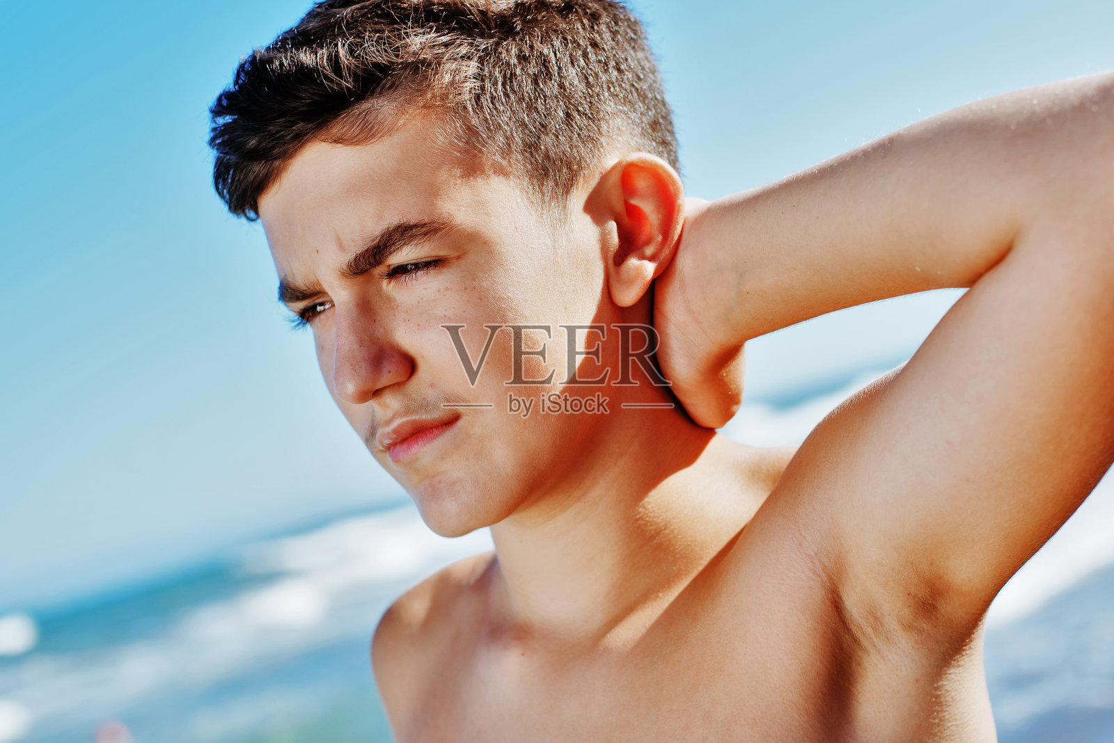 夏日沙滩上的少年照片摄影图片