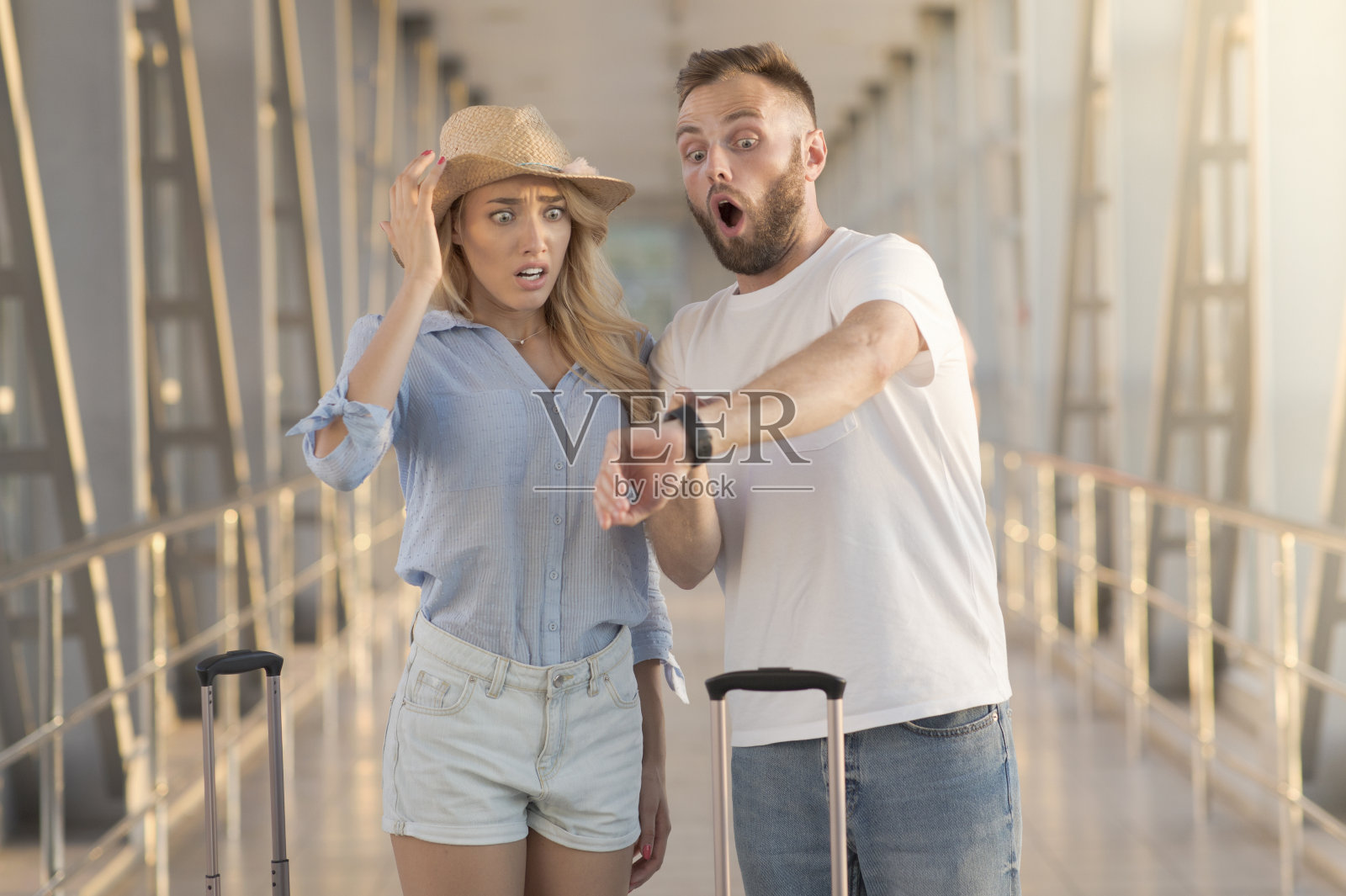 航班迟到了。夫妇查看手表时间照片摄影图片