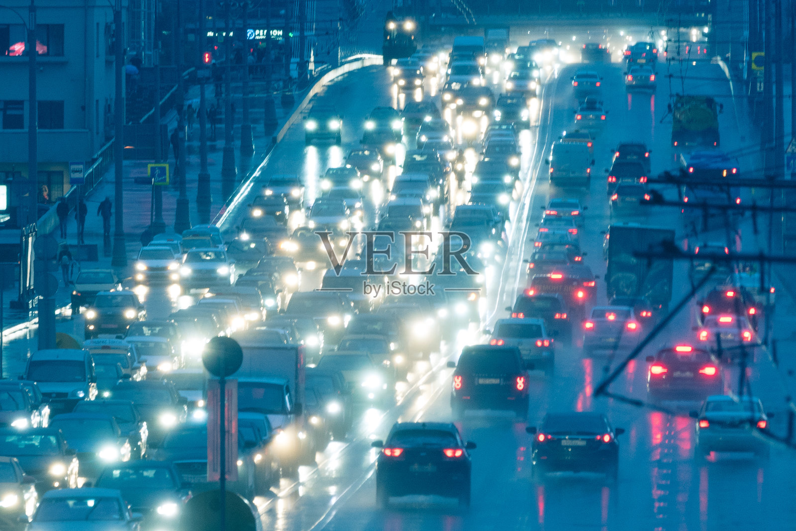 大城市夜间的交通状况。照片摄影图片