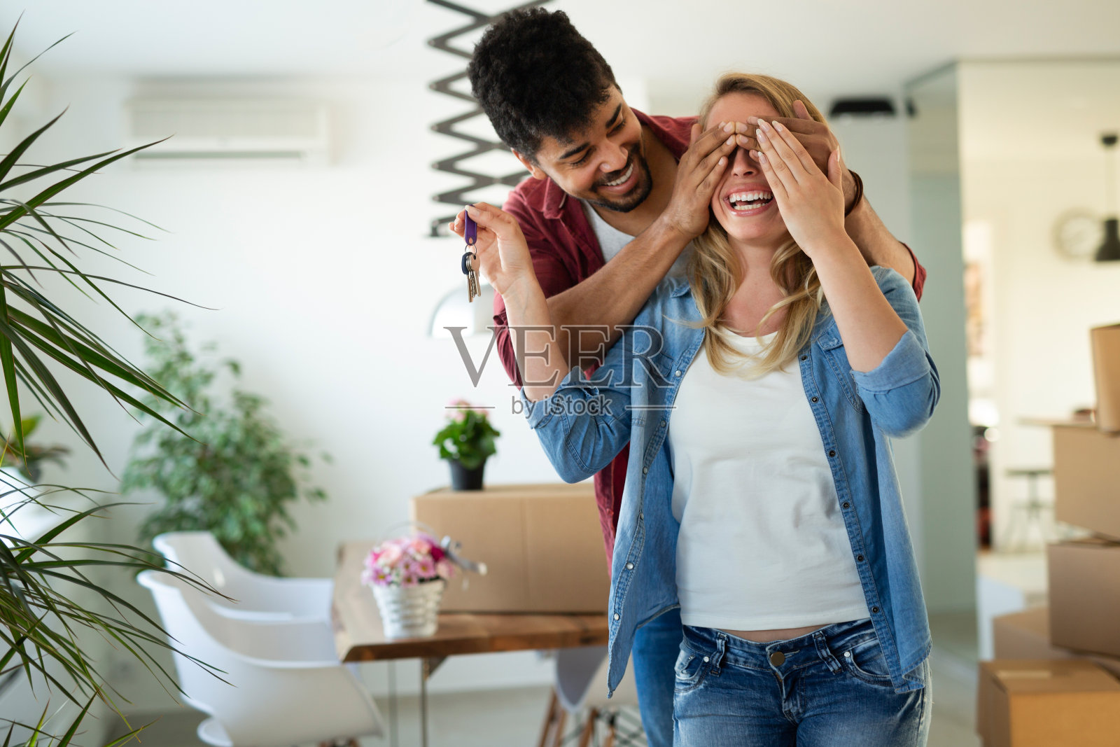 幸福的夫妇在搬进来的时候玩得很开心照片摄影图片